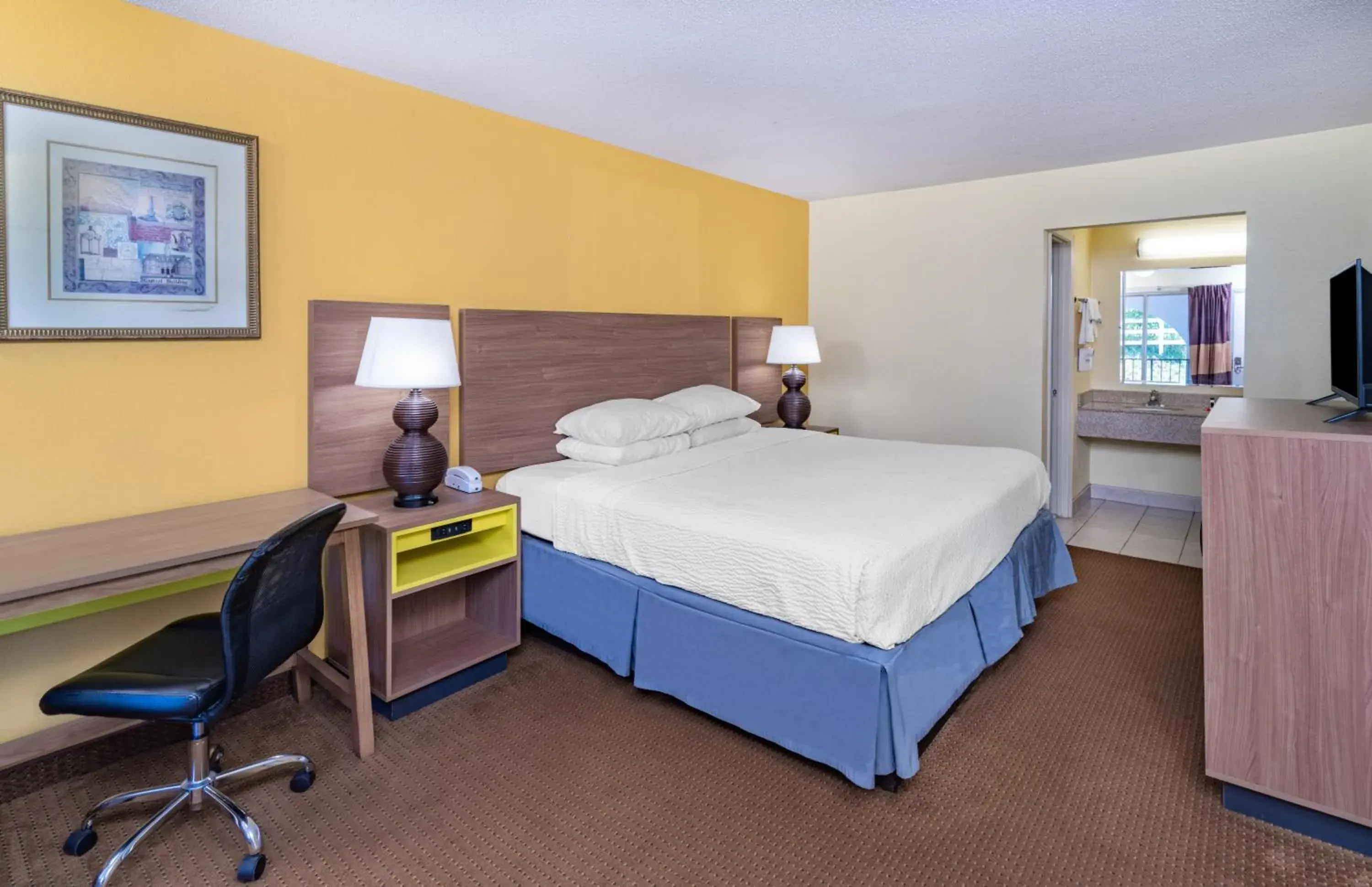 Bed in Days Inn by Wyndham Owensboro