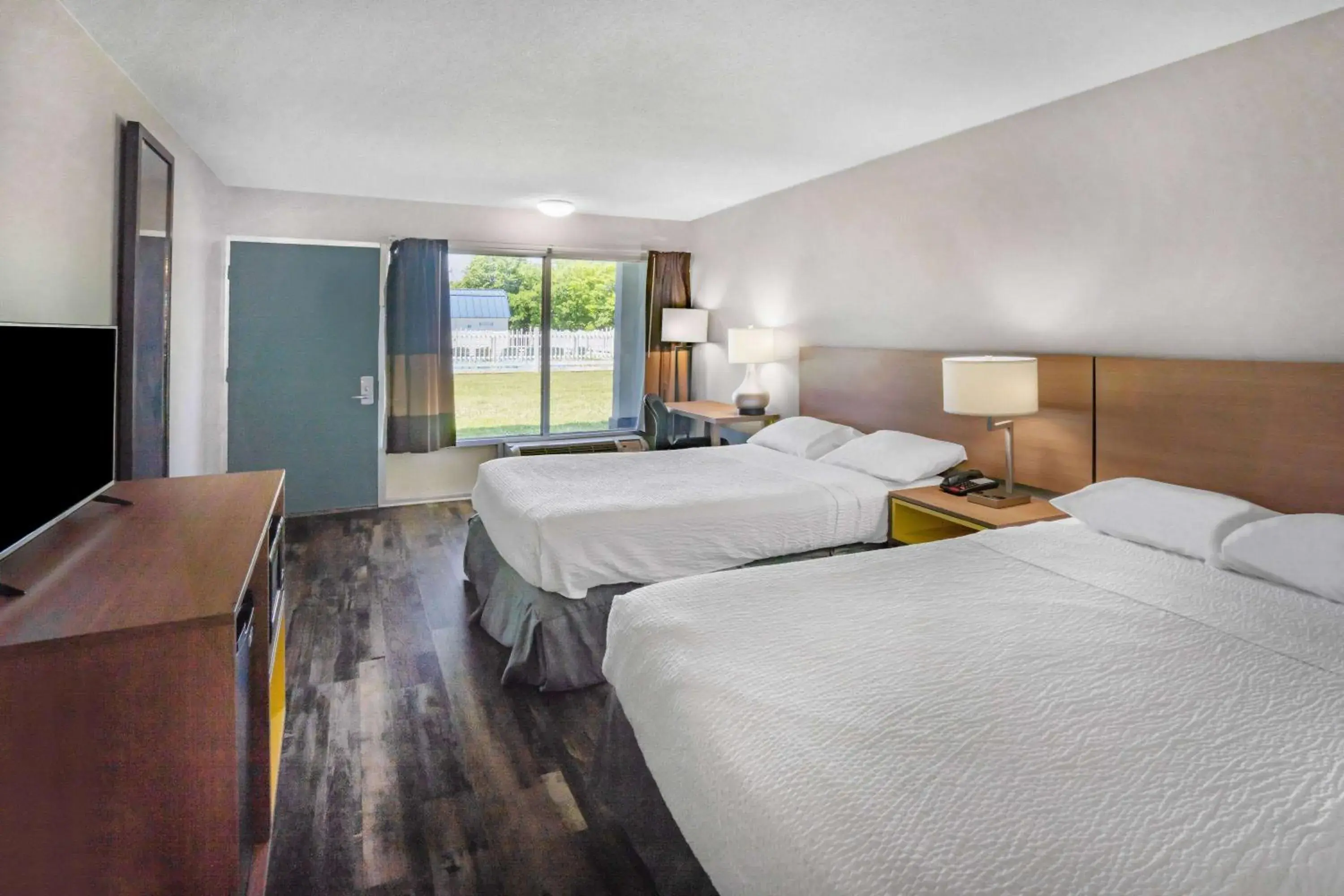 Photo of the whole room, Bed in Days Inn by Wyndham Owensboro