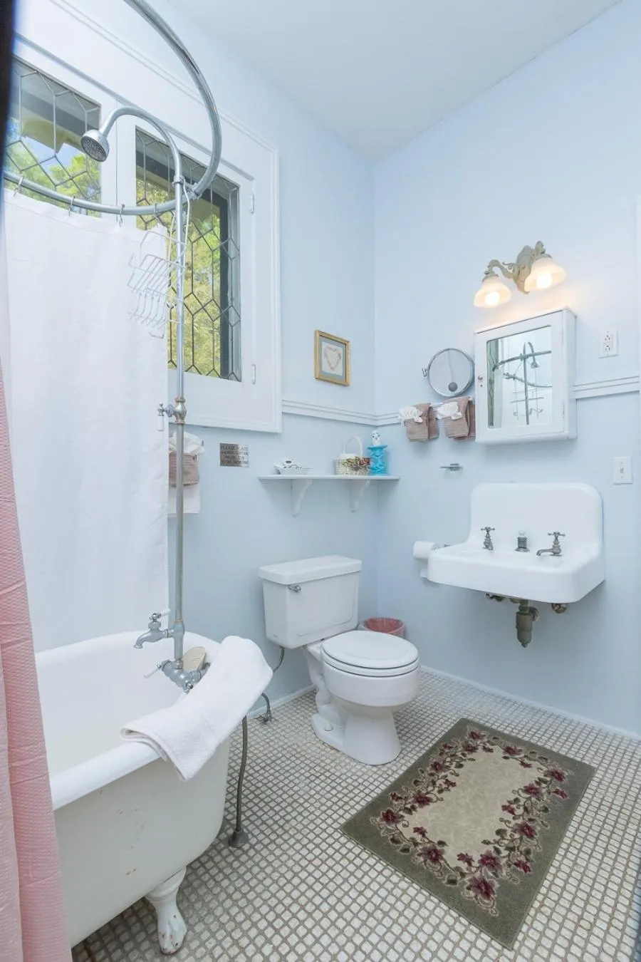 Bathroom in Herlong Mansion Bed & Breakfast