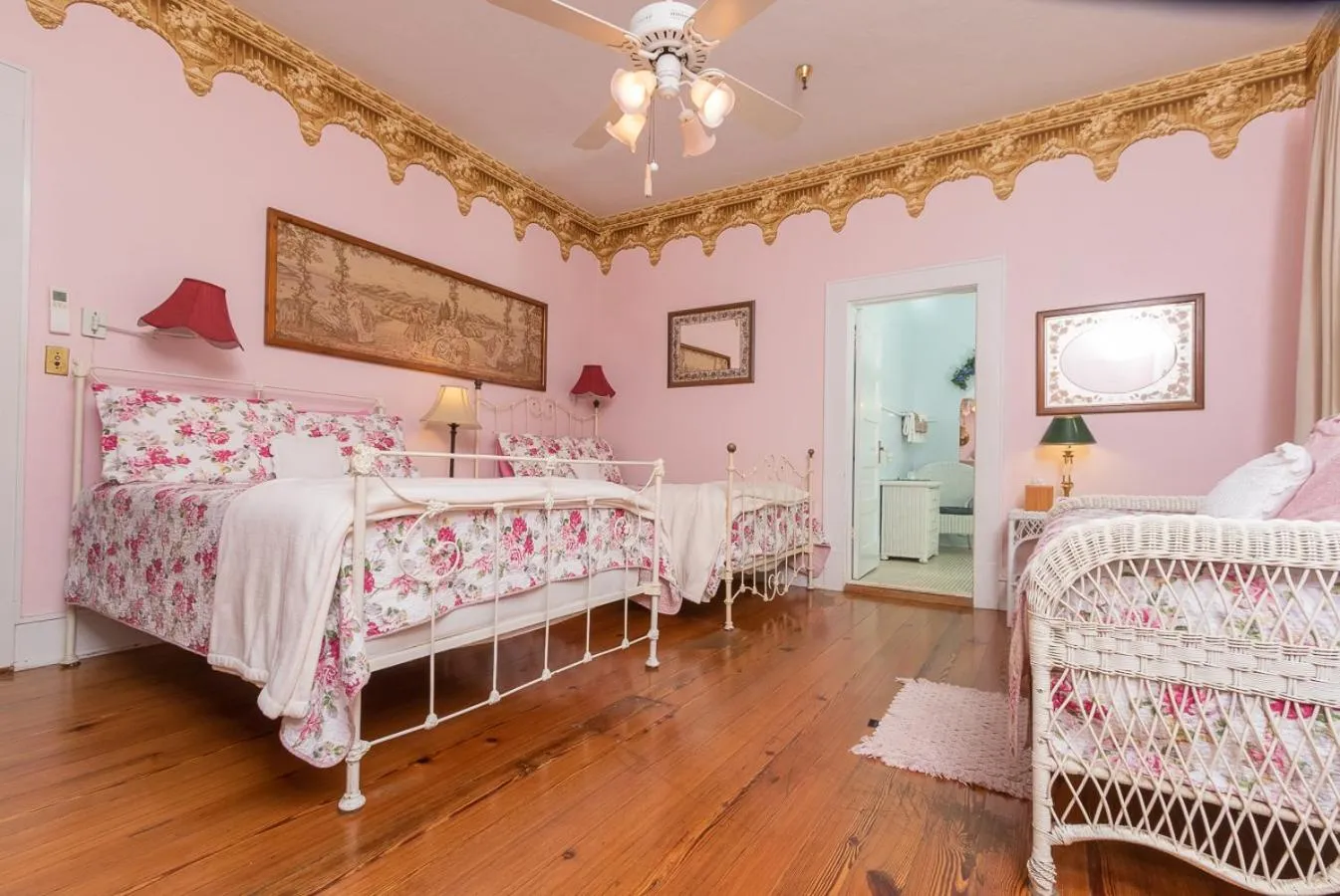 Bed in Herlong Mansion Bed & Breakfast