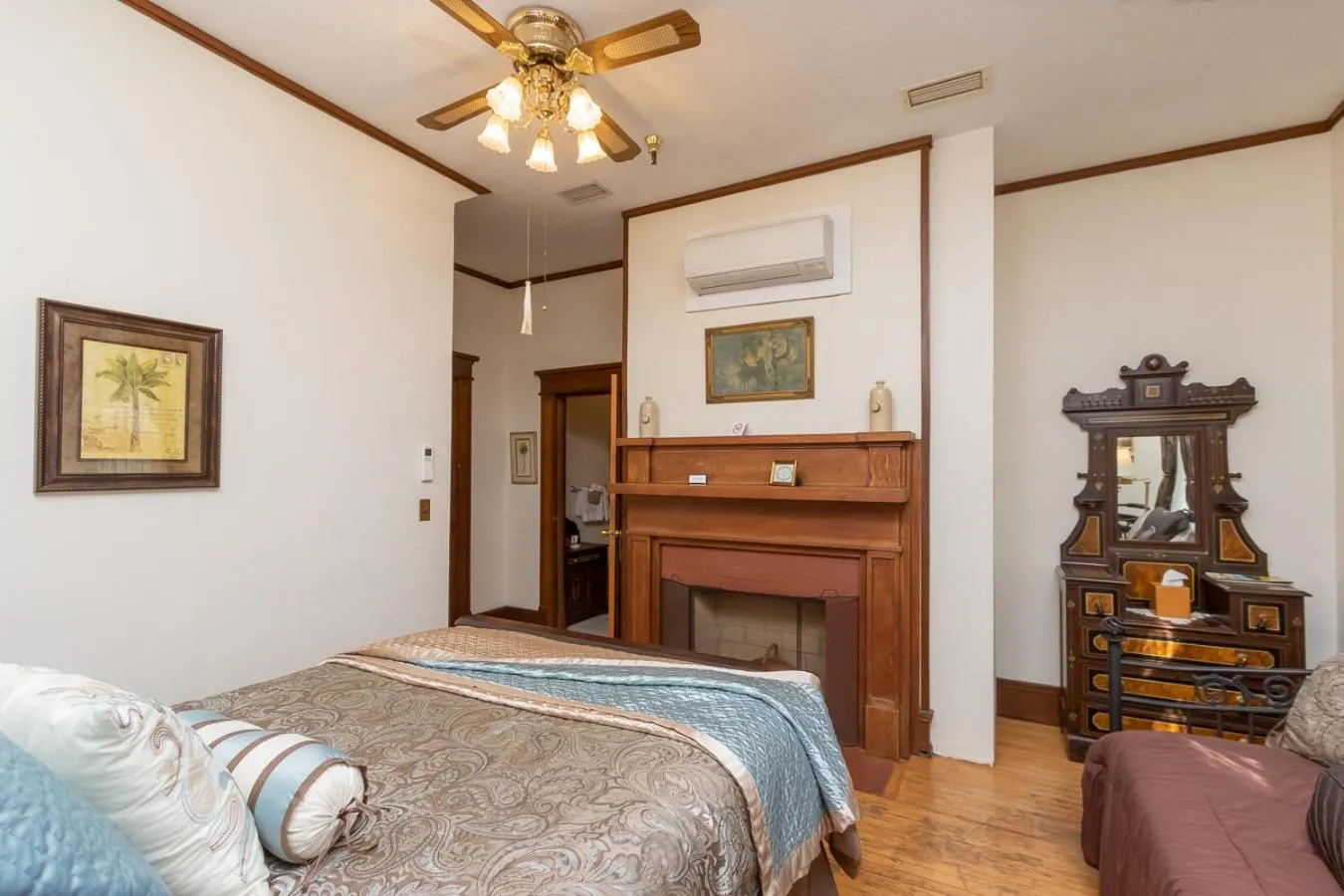 Photo of the whole room, Bed in Herlong Mansion Bed & Breakfast