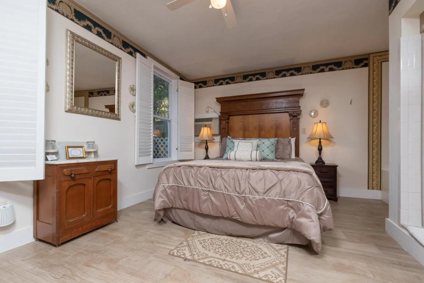 Bed in Herlong Mansion Bed & Breakfast