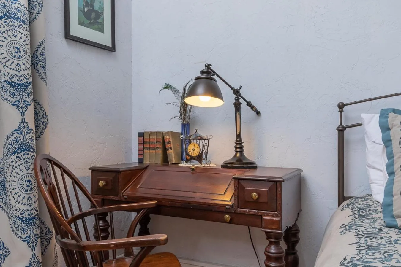 Bed in Herlong Mansion Bed & Breakfast