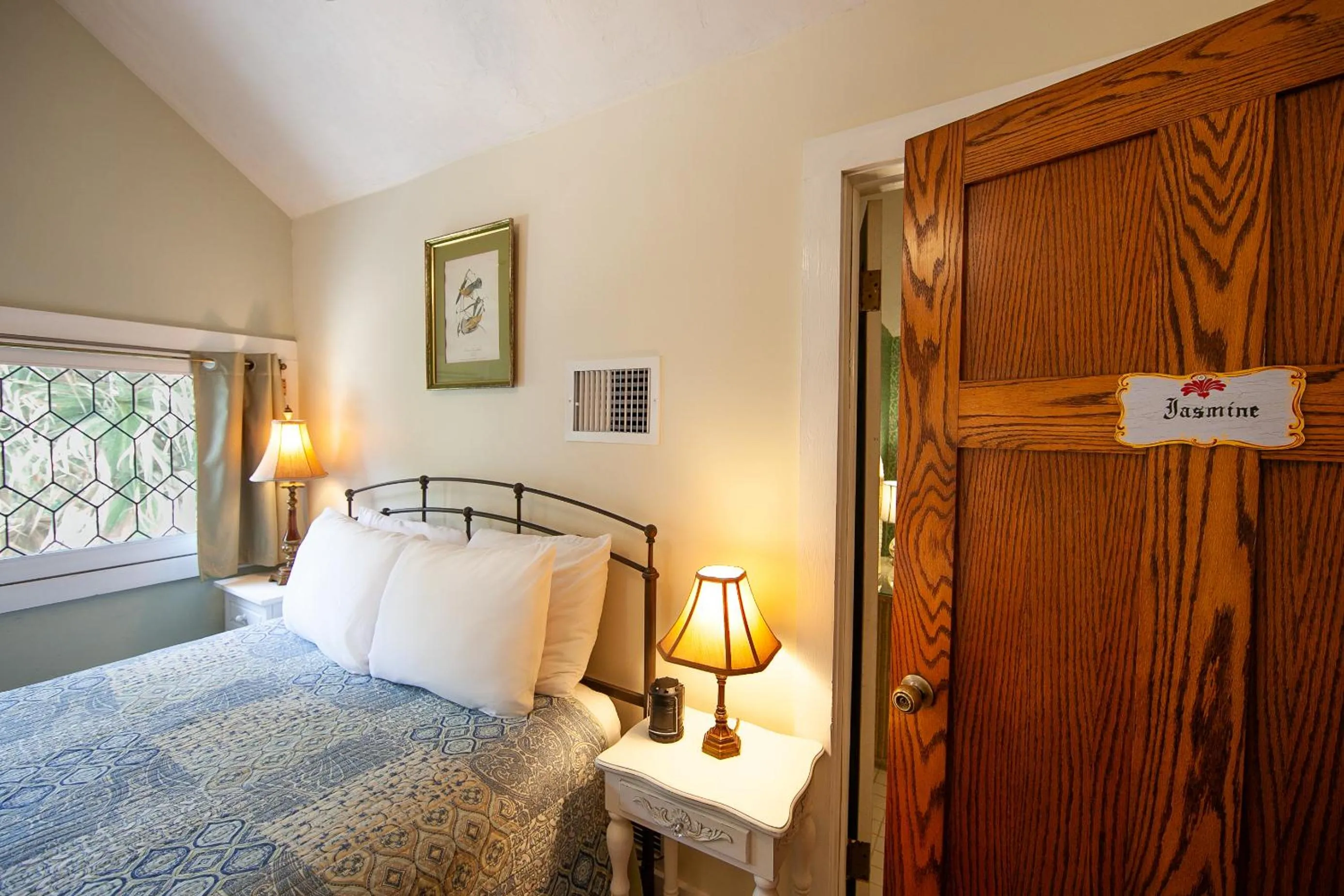 Bed in Herlong Mansion Bed & Breakfast