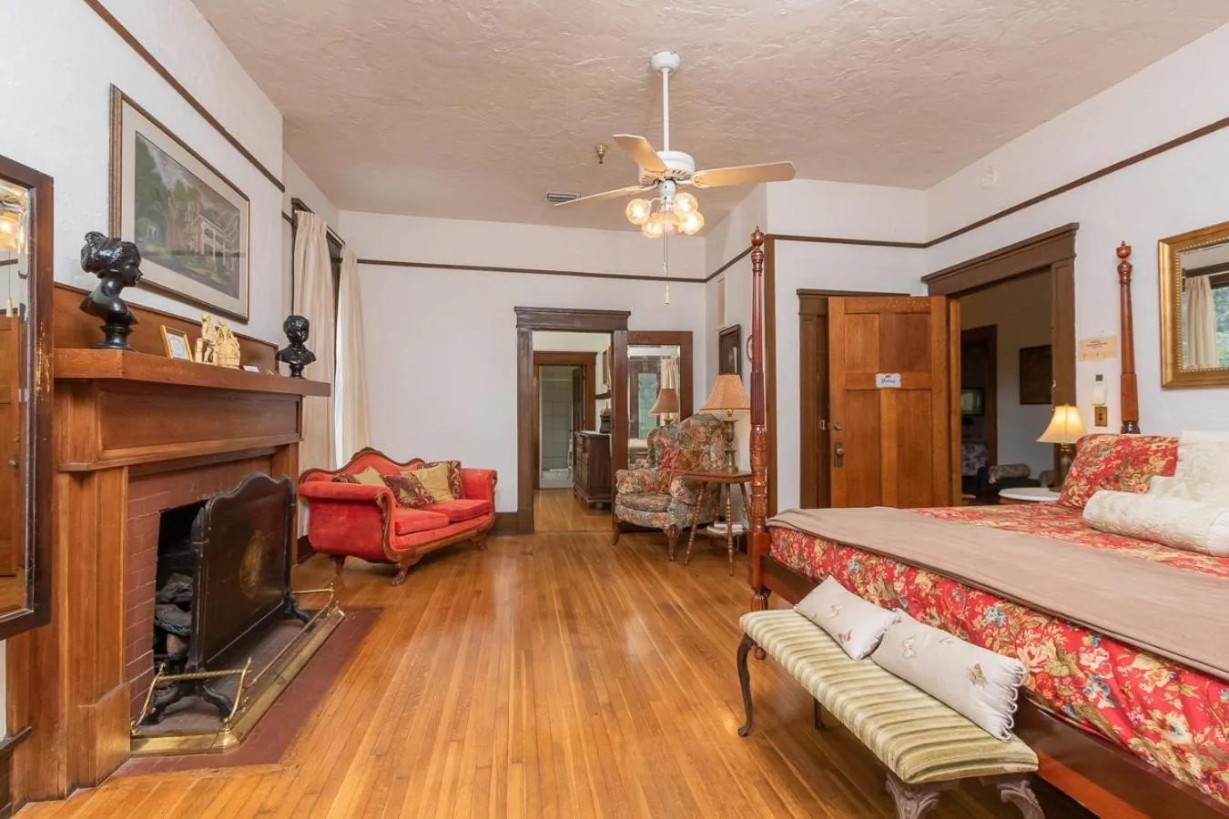 Bed in Herlong Mansion Bed & Breakfast