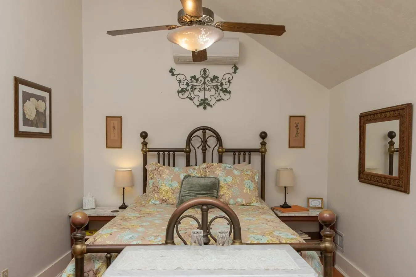 Bed in Herlong Mansion Bed & Breakfast