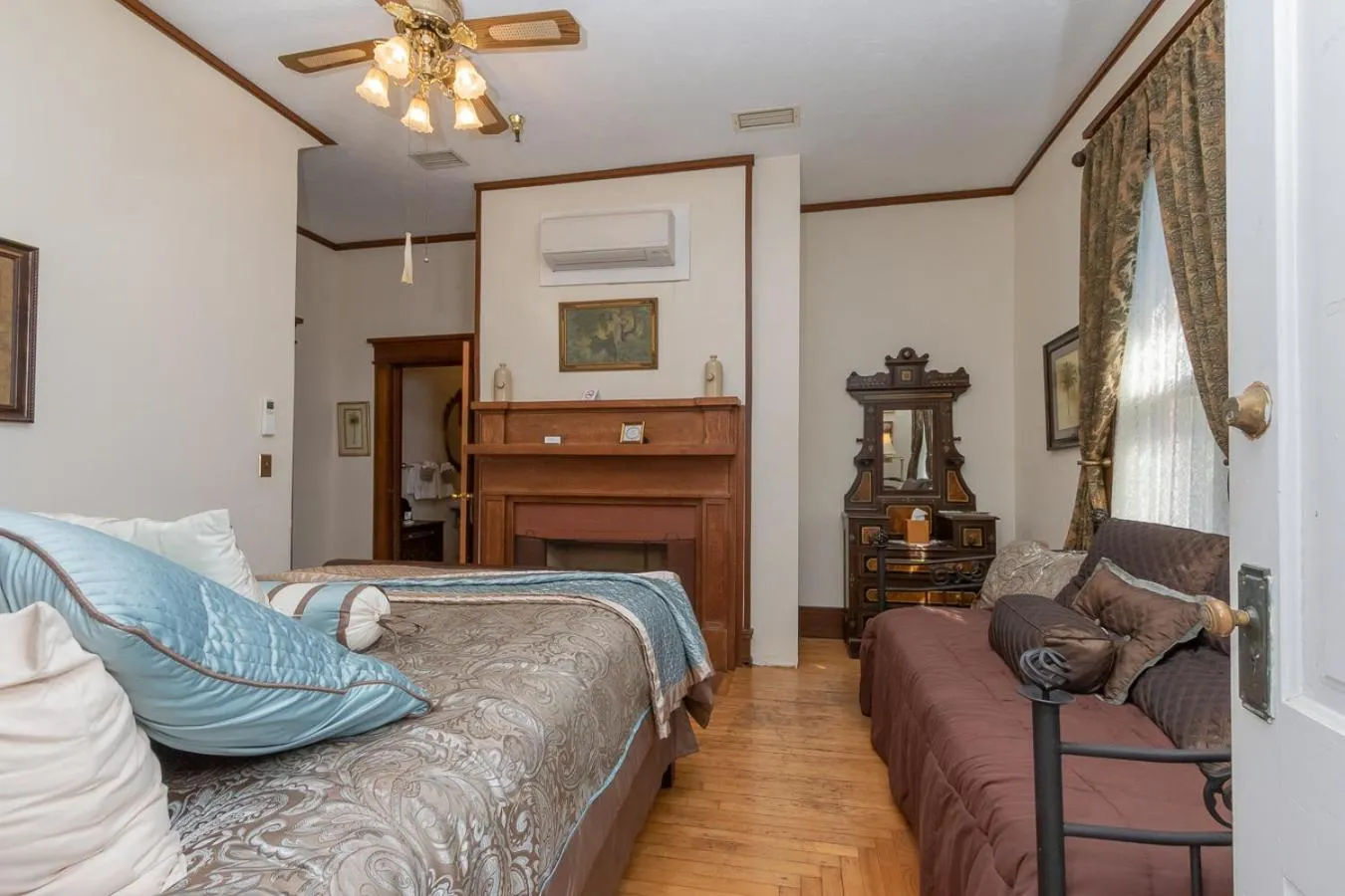 Photo of the whole room, Bed in Herlong Mansion Bed & Breakfast