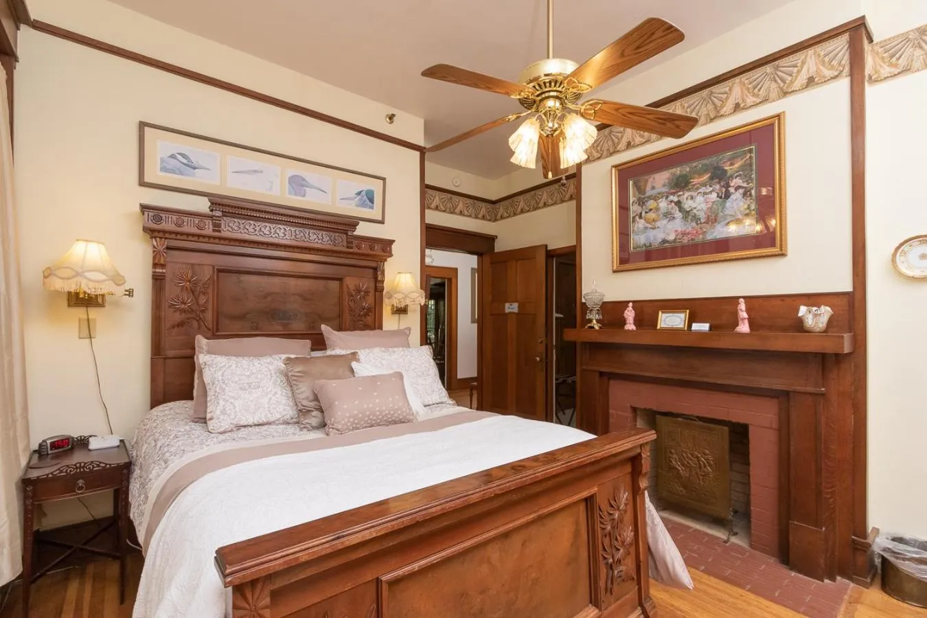 Bed in Herlong Mansion Bed & Breakfast