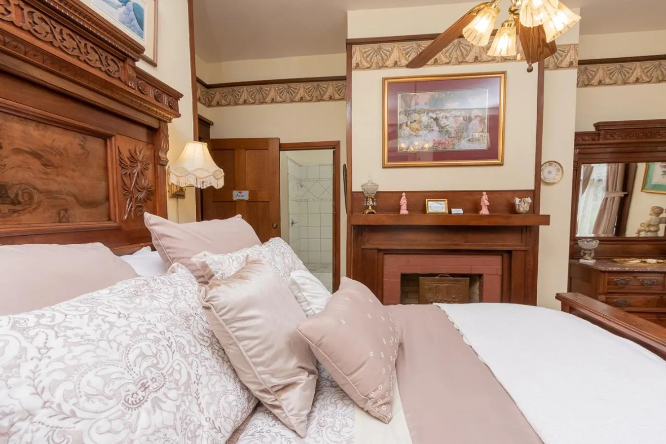 Bed in Herlong Mansion Bed & Breakfast