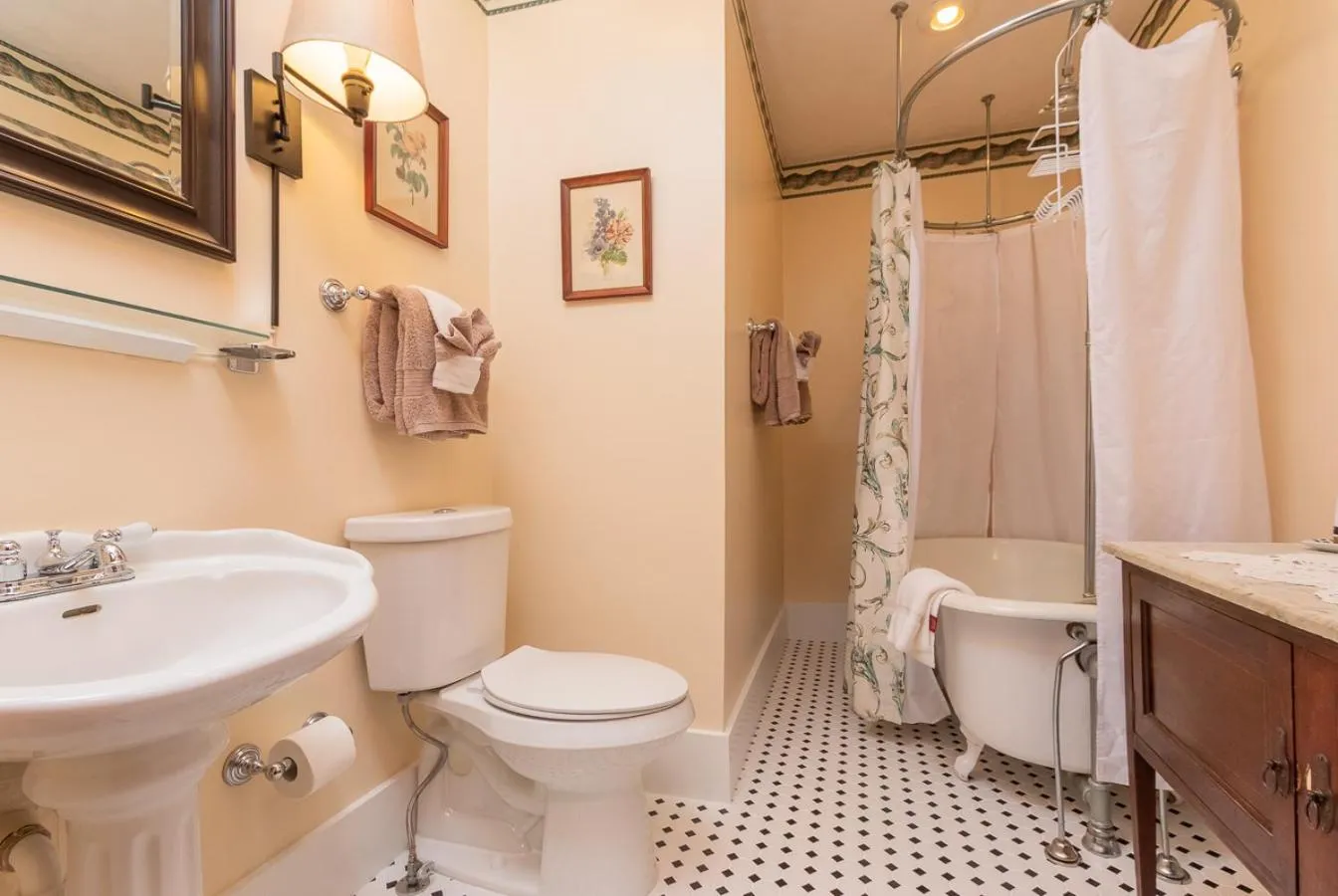 Bathroom in Herlong Mansion Bed & Breakfast