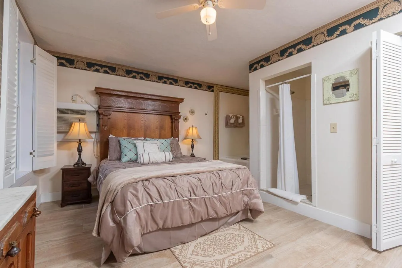 Bed in Herlong Mansion Bed & Breakfast