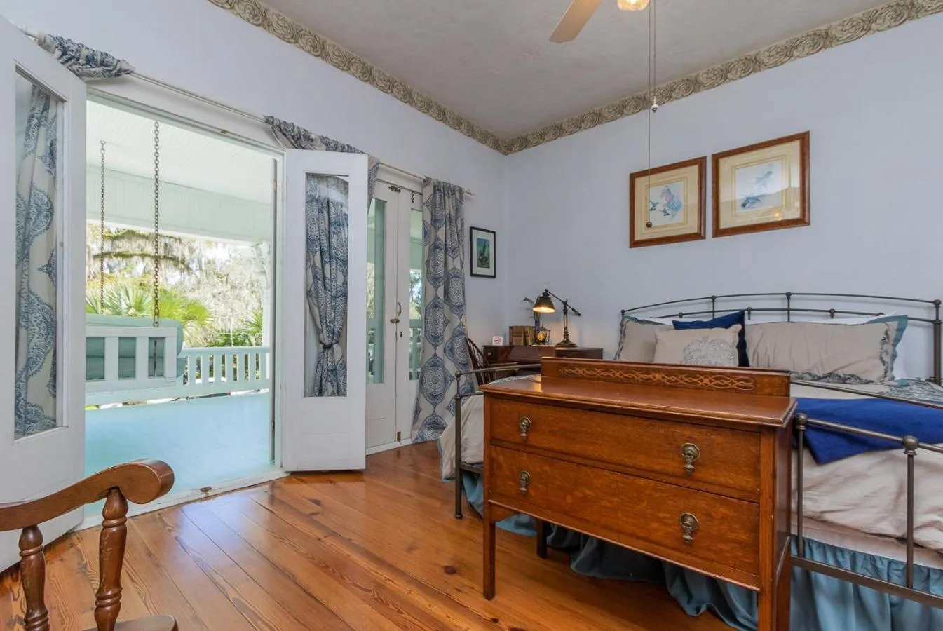 Bed in Herlong Mansion Bed & Breakfast