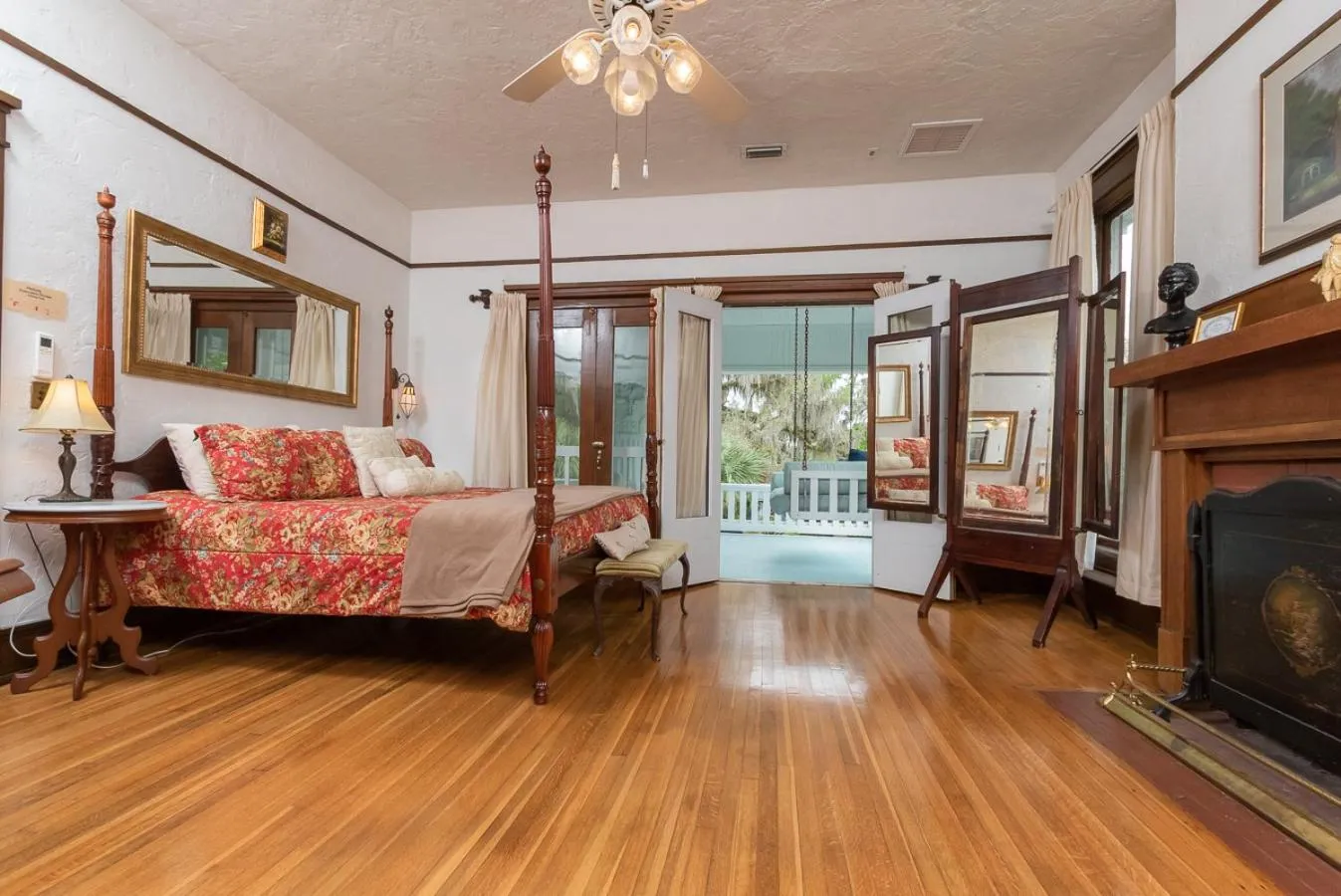 Bed in Herlong Mansion Bed & Breakfast