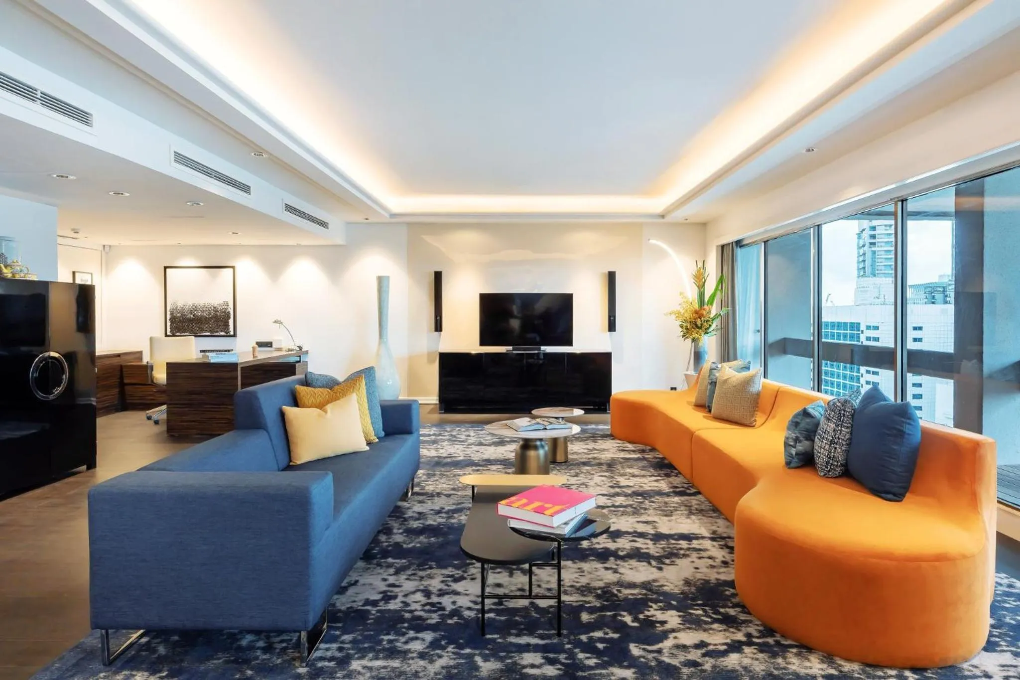 Photo of the whole room in voco Orchard Singapore by IHG