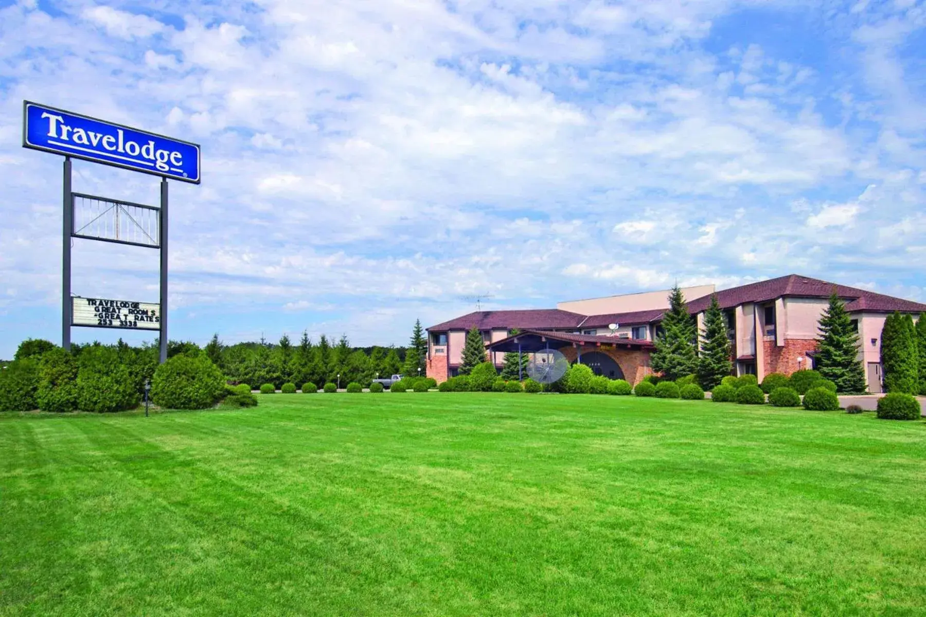 Property building in Travelodge by Wyndham Motel of St Cloud Property building in Travelodge by Wyndham Motel of St Cloud