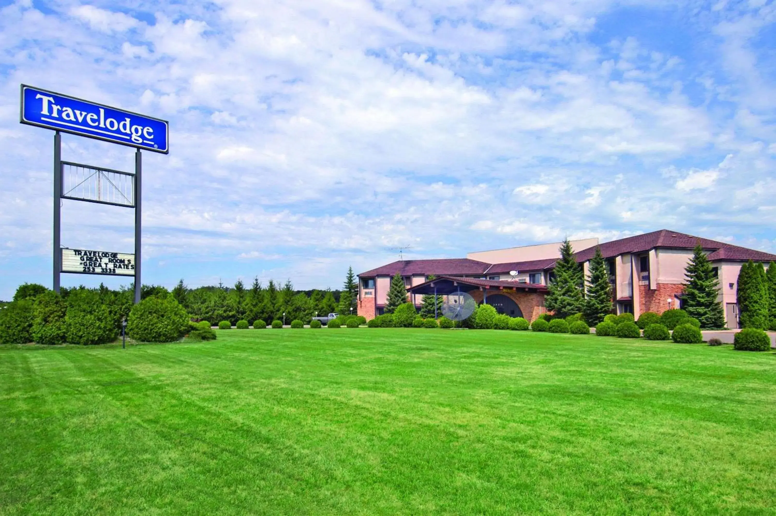 Property building in Travelodge by Wyndham Motel of St Cloud Property building in Travelodge by Wyndham Motel of St Cloud