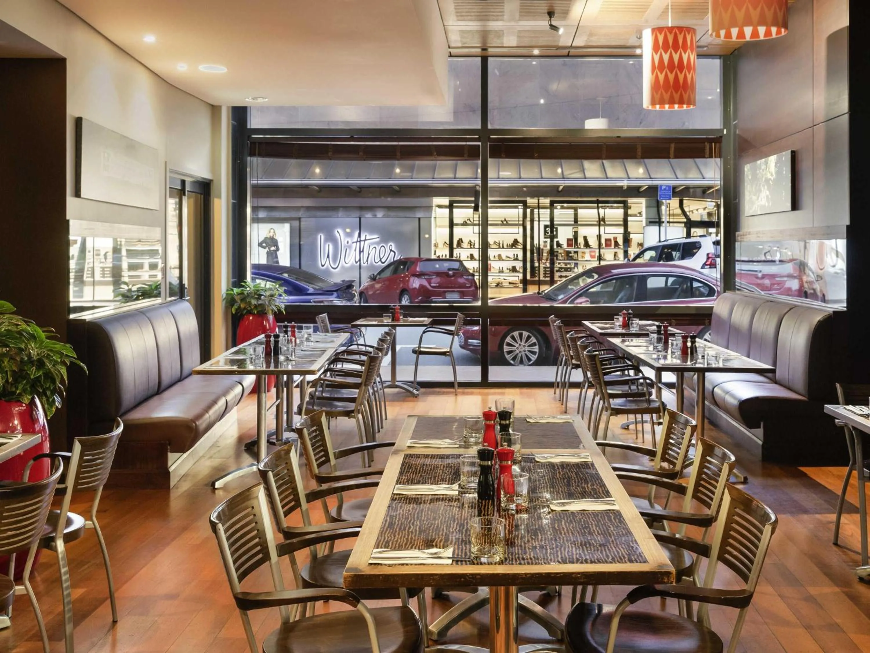 Restaurant/places to eat in ibis Wellington