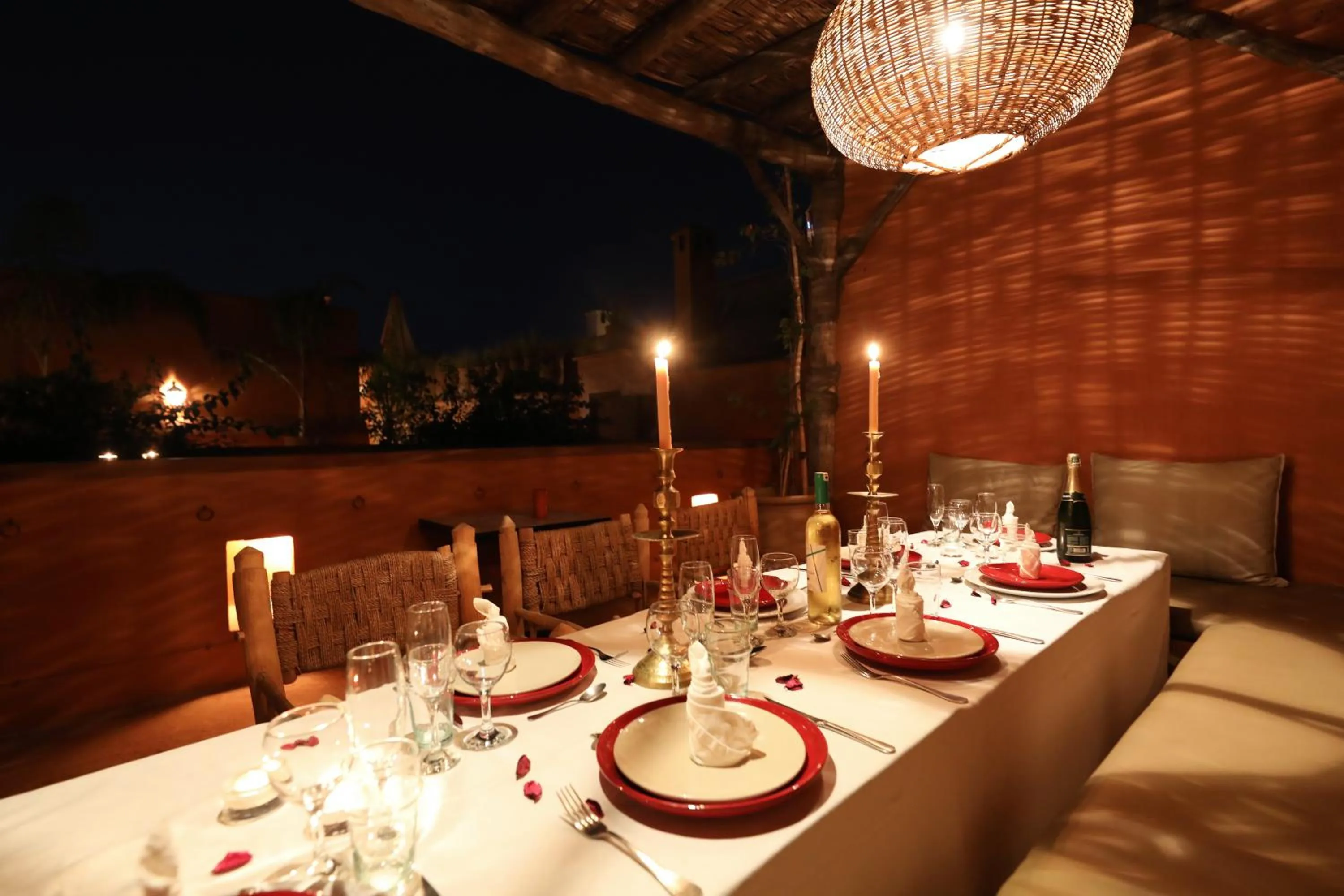 Restaurant/places to eat in Dar Akal