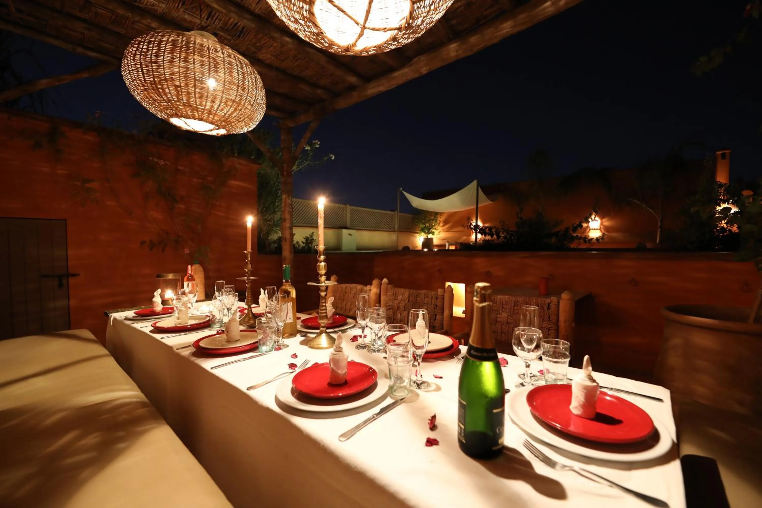 Restaurant/places to eat in Dar Akal