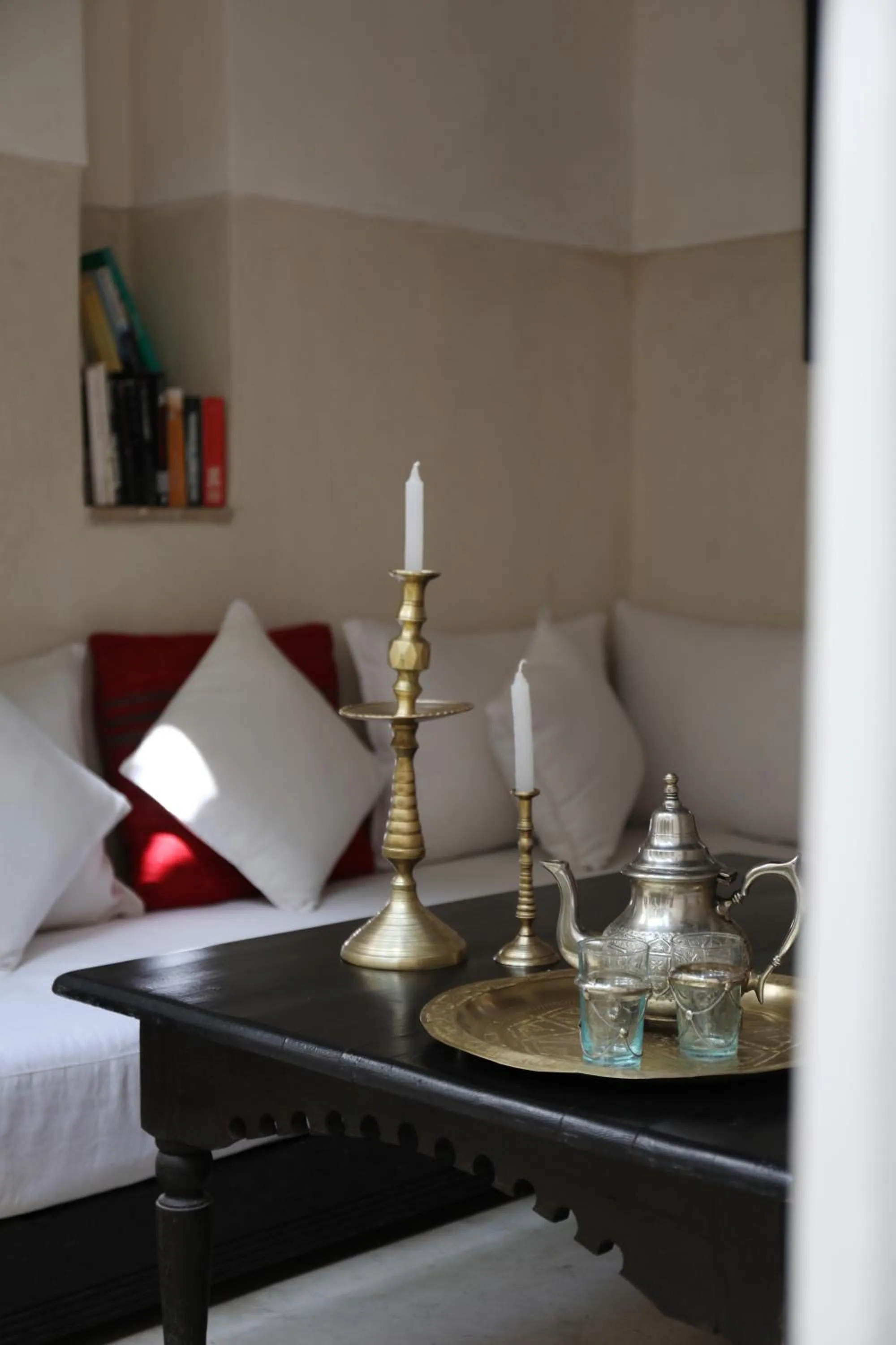 Communal lounge/ TV room, Bed in Dar Akal