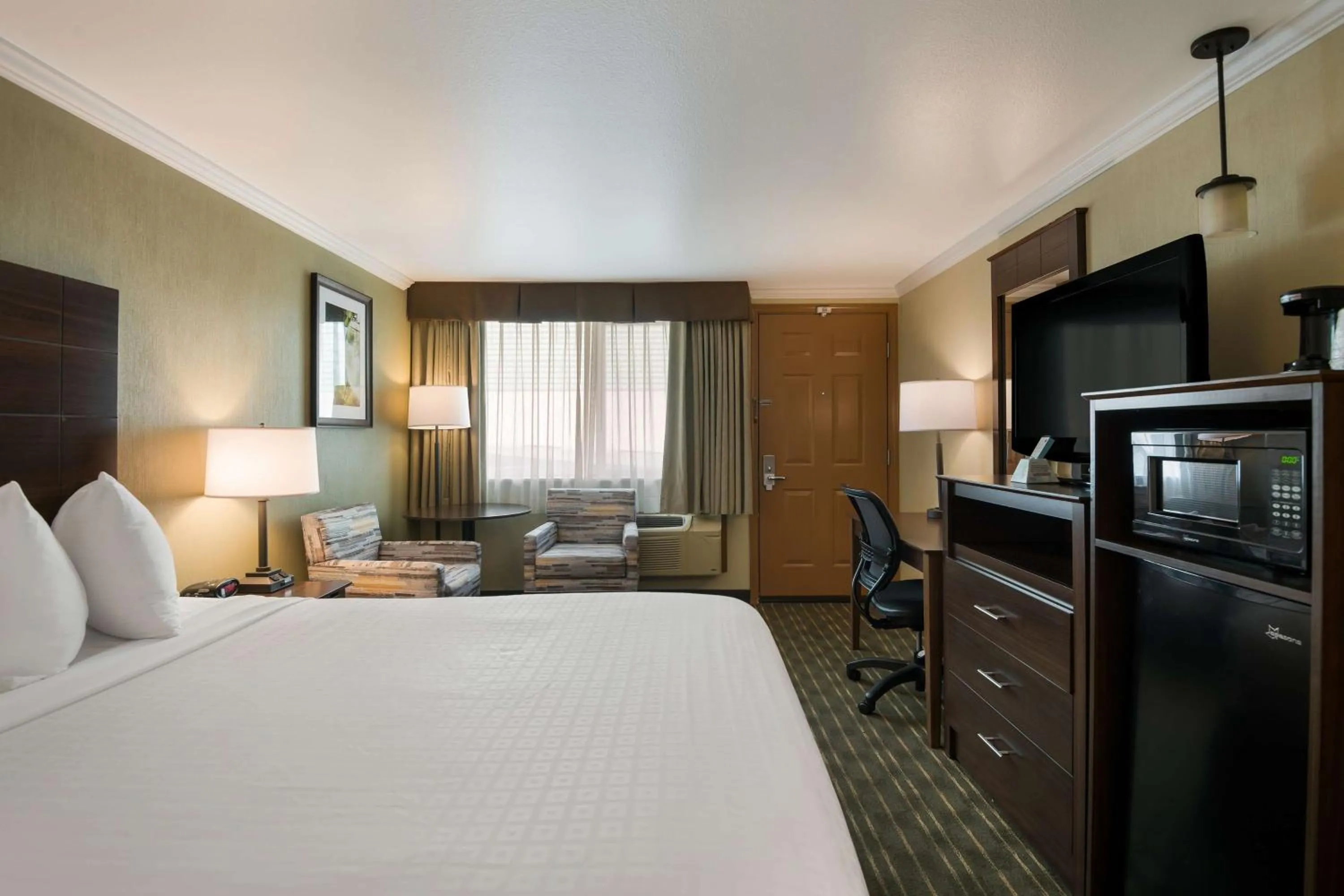 Photo of the whole room, Bed in Best Western Holiday Hotel