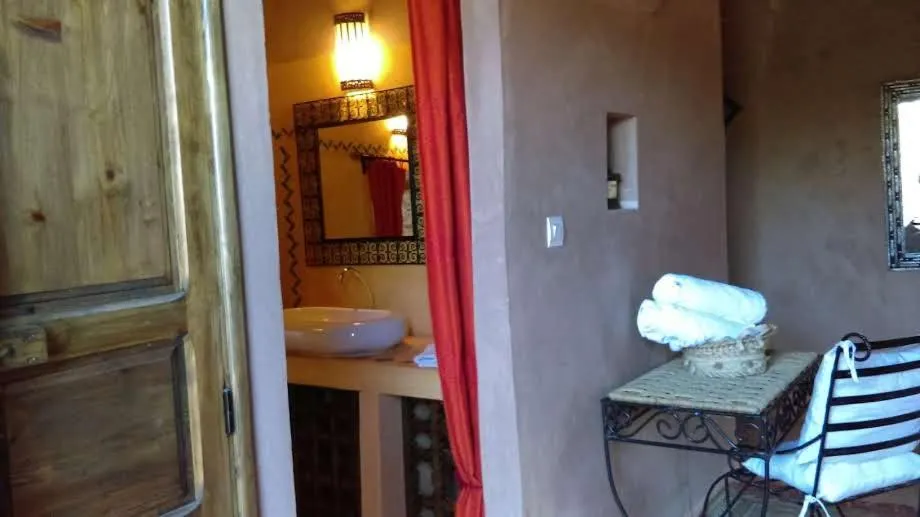 Bathroom, Bed in Dar Lorkam