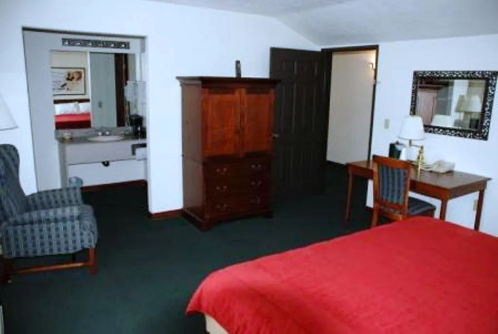 Photo of the whole room, Bed in Historic Beaver Dam Lodge, Golf & RV Resort