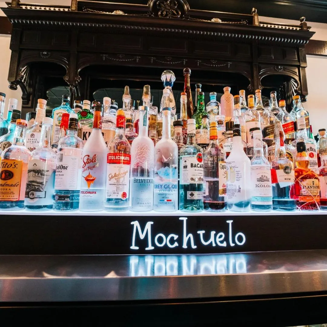 Restaurant/places to eat in Hotel Piccadilly