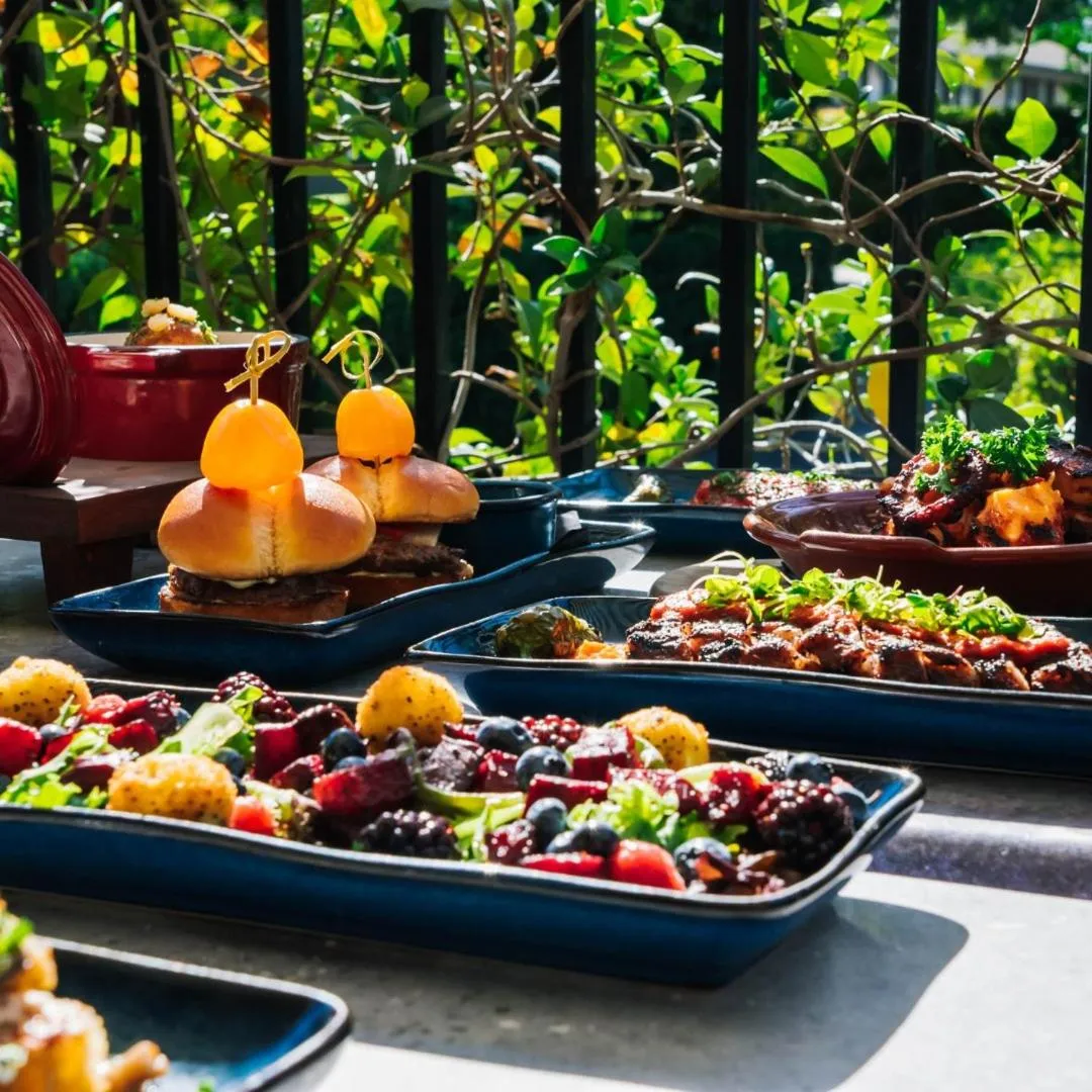 Restaurant/places to eat in Hotel Piccadilly