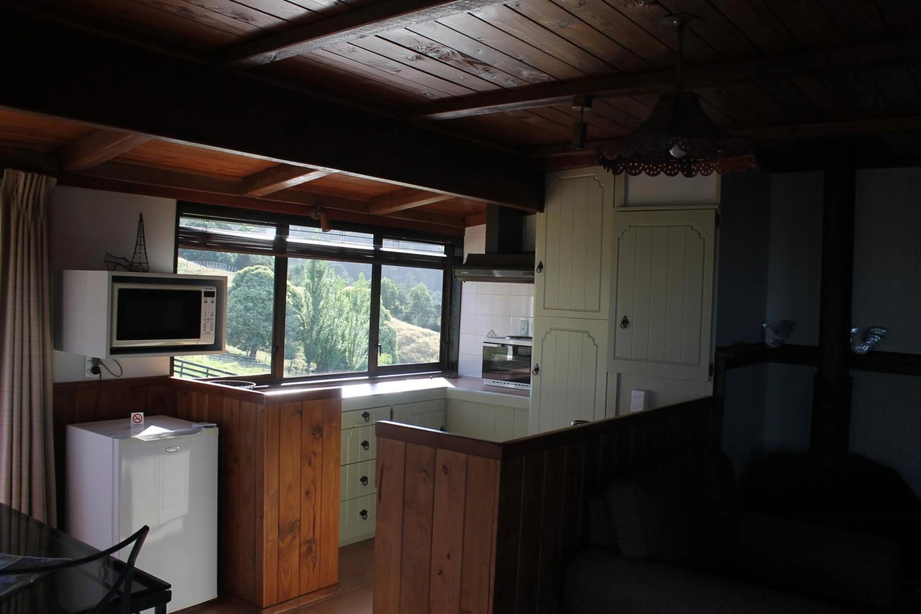 Communal kitchen in Chartré Manor B&B