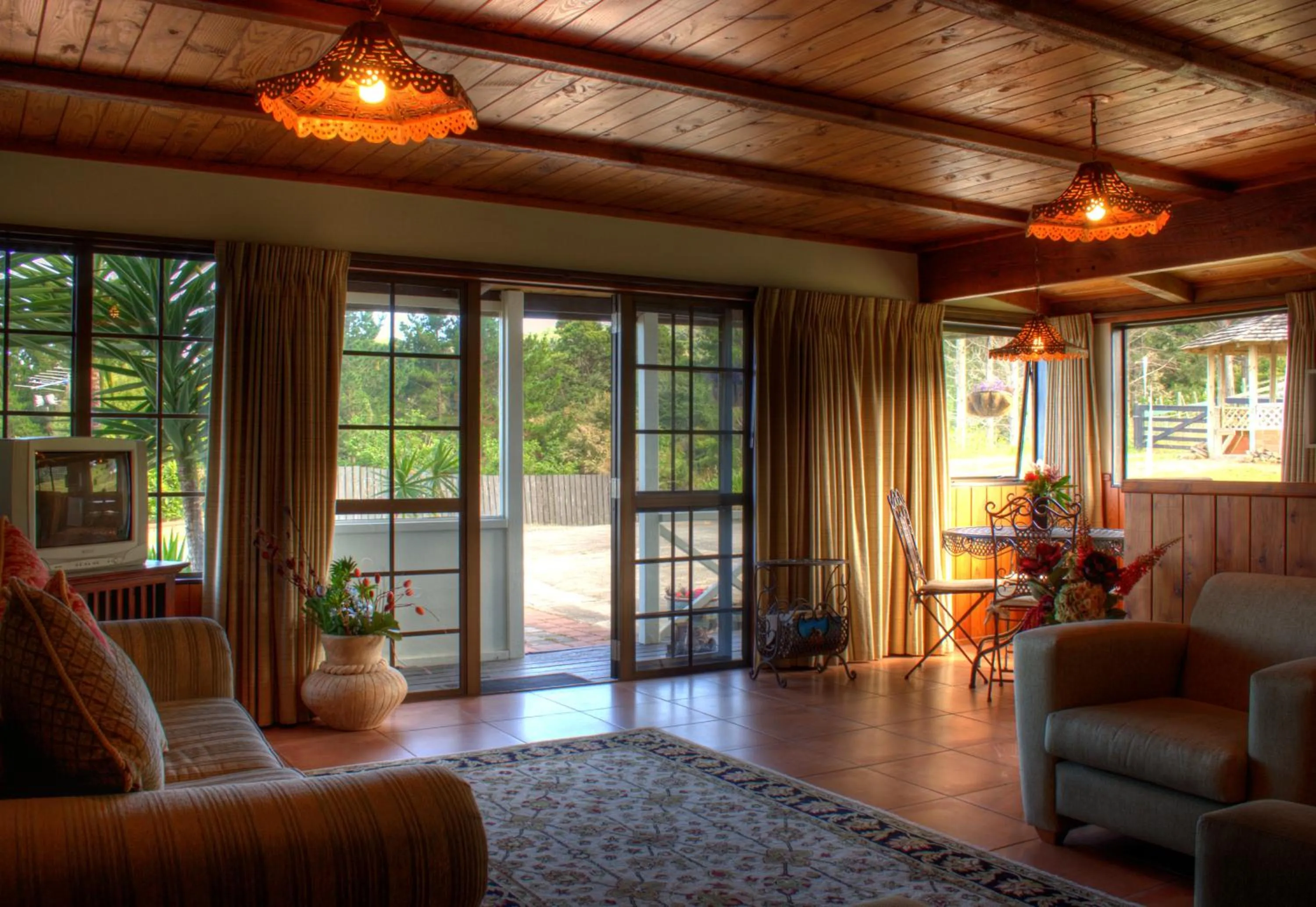 Communal lounge/ TV room in Chartré Manor B&B