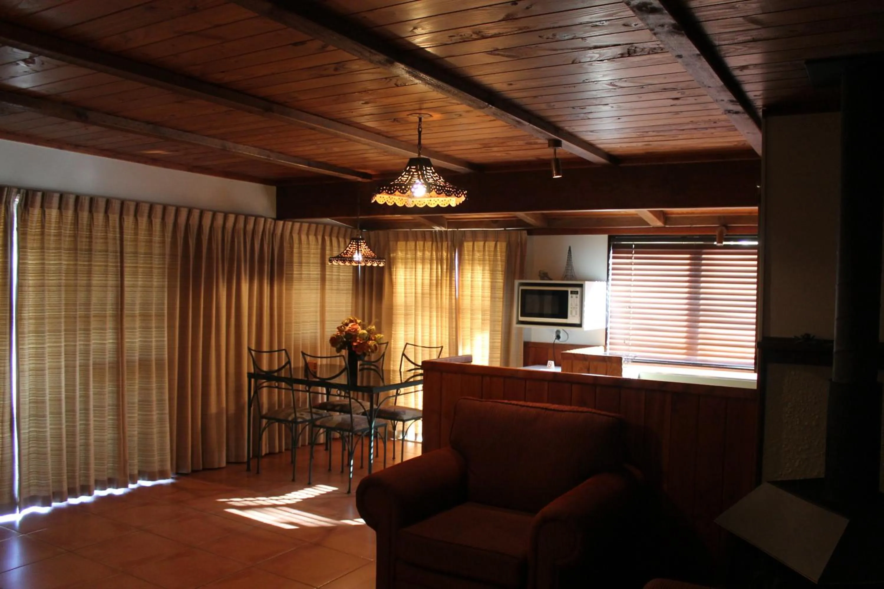 Communal kitchen in Chartré Manor B&B