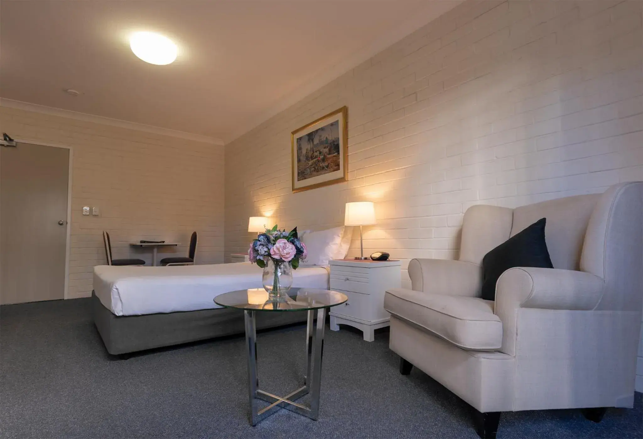 hair dresser, Bed in Benson Court Motel hair dresser, Bed in Benson Court Motel