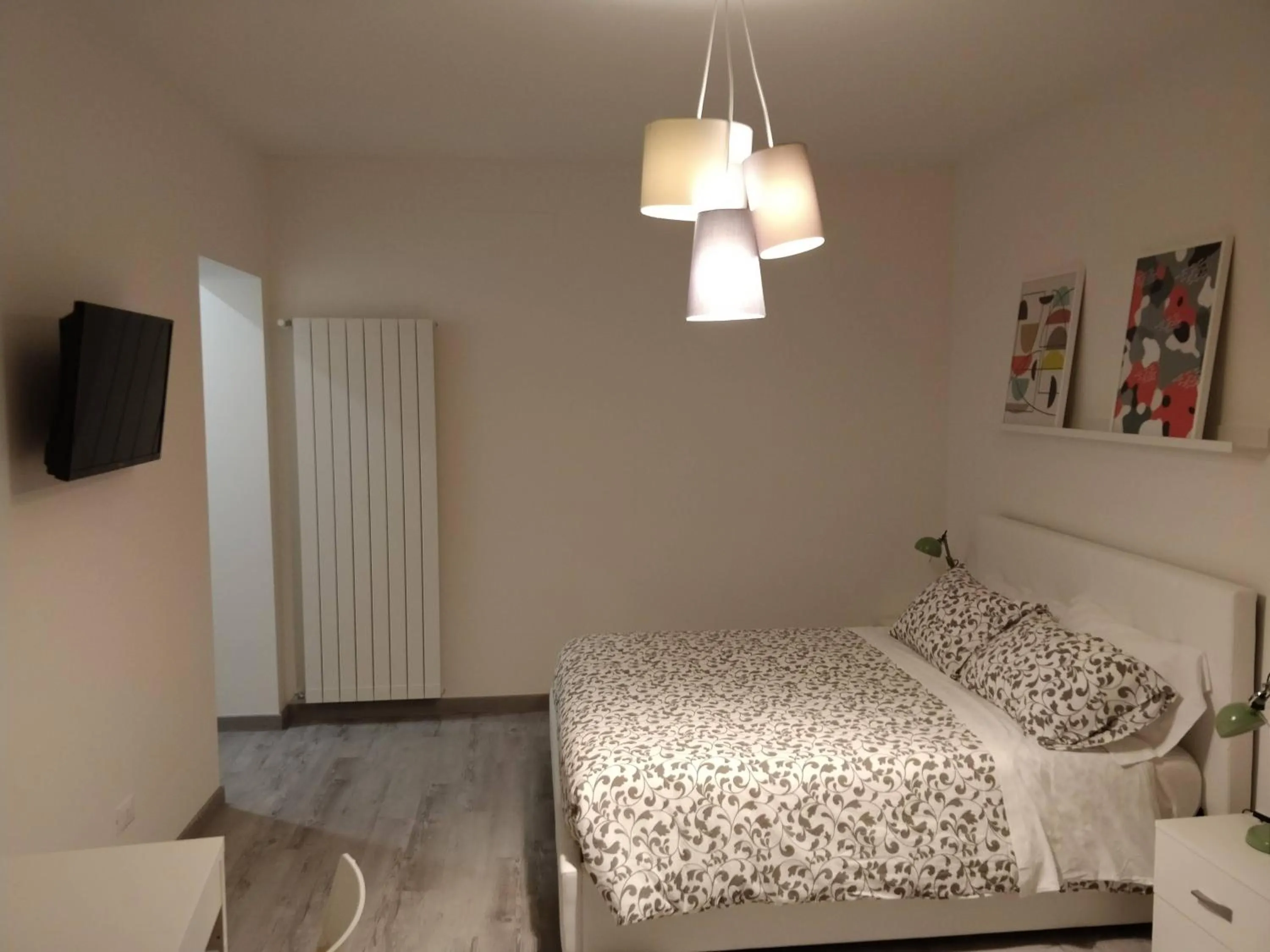 Photo of the whole room, Bed in Novantatrè