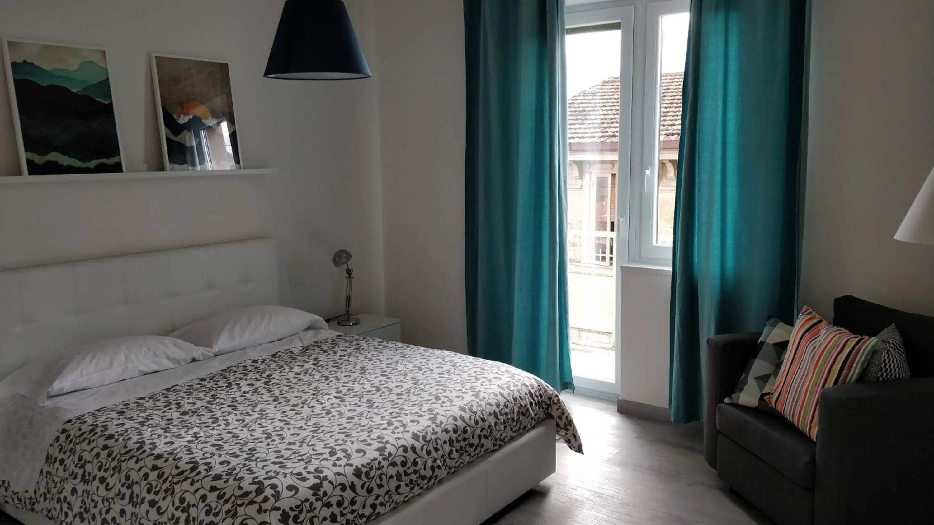 Photo of the whole room, Bed in Novantatrè