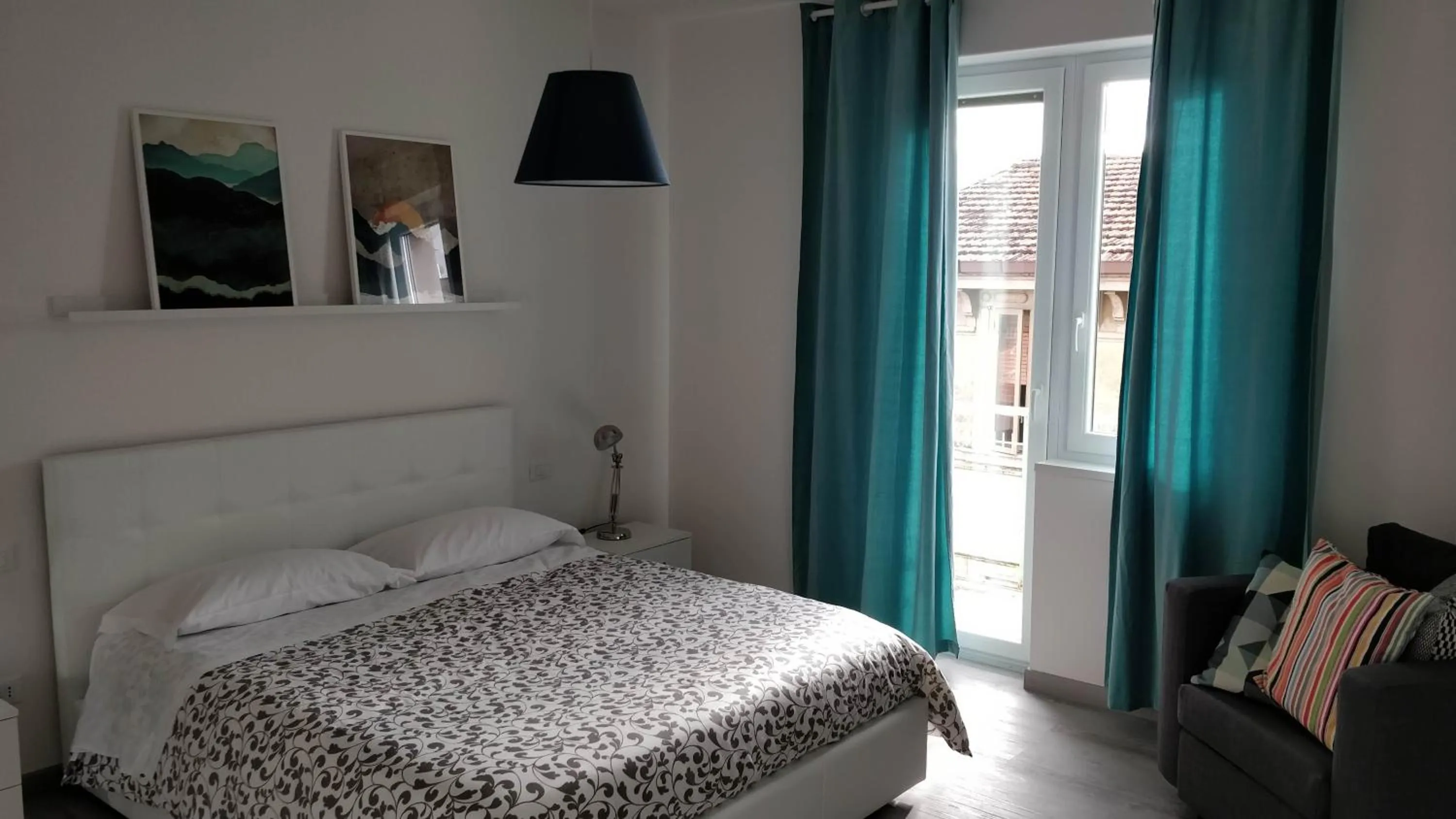 Photo of the whole room, Bed in Novantatrè