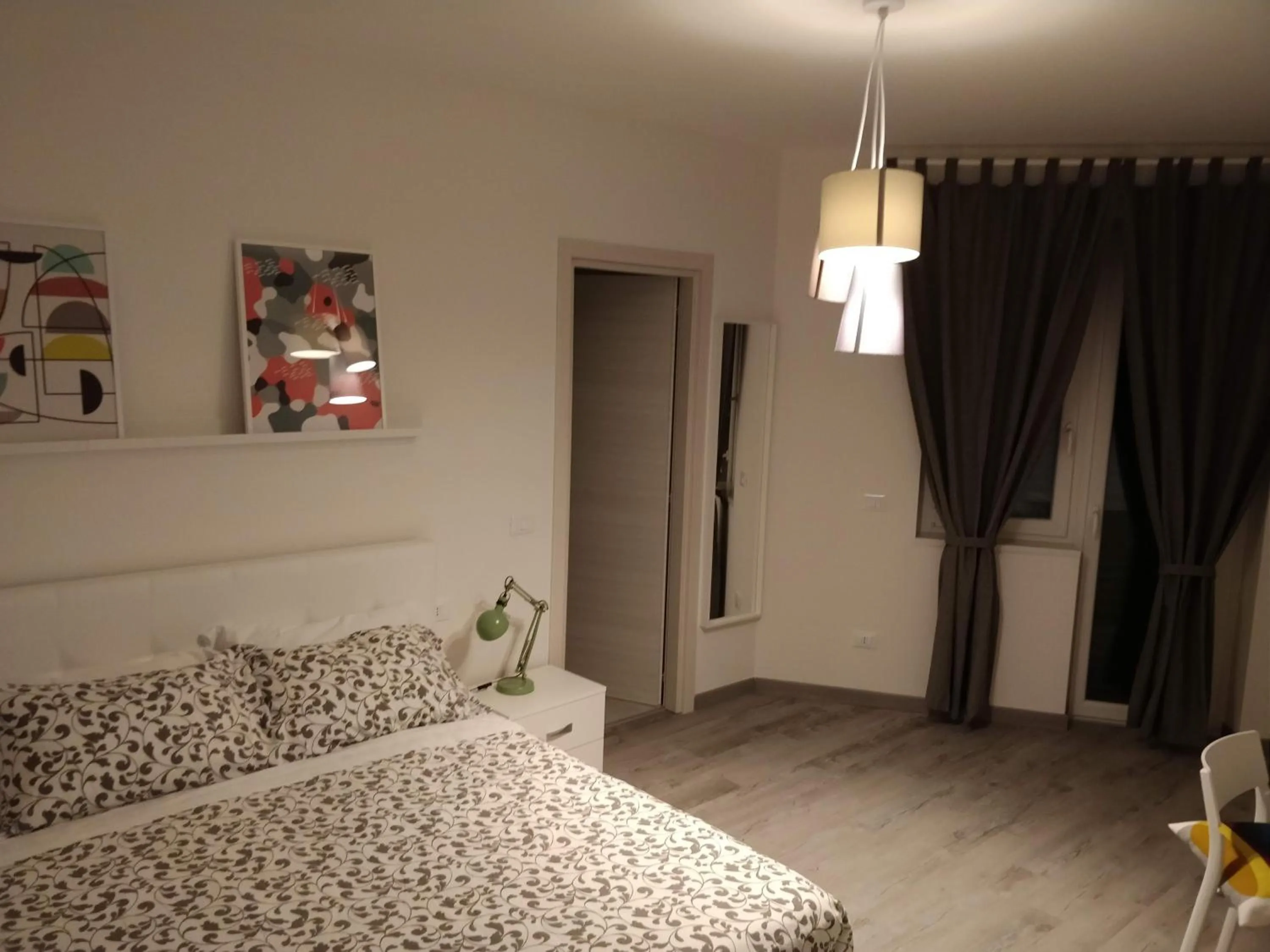 Photo of the whole room, Bed in Novantatrè