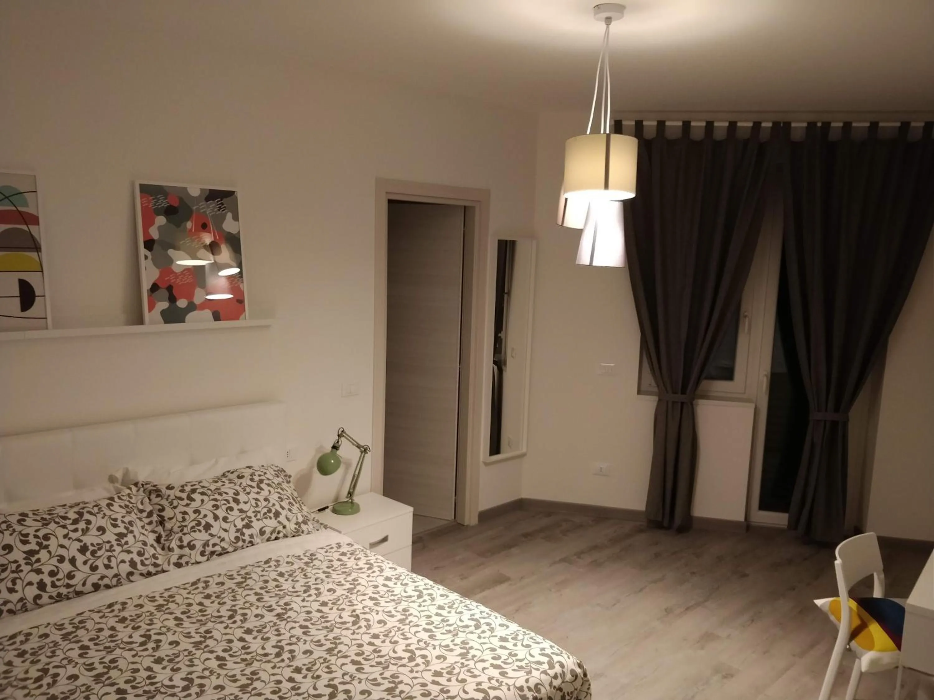 Photo of the whole room, Bed in Novantatrè