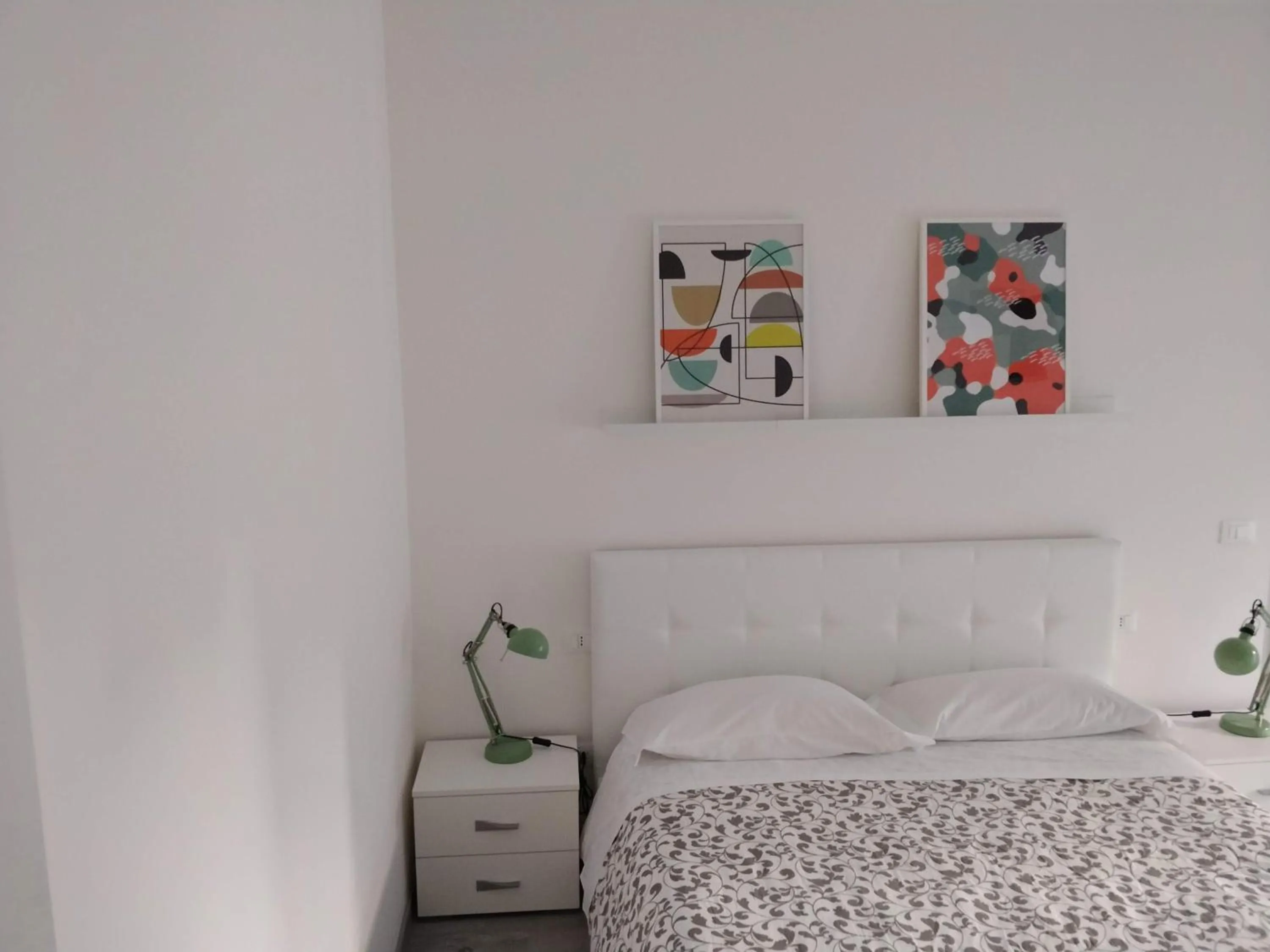 Photo of the whole room, Bed in Novantatrè