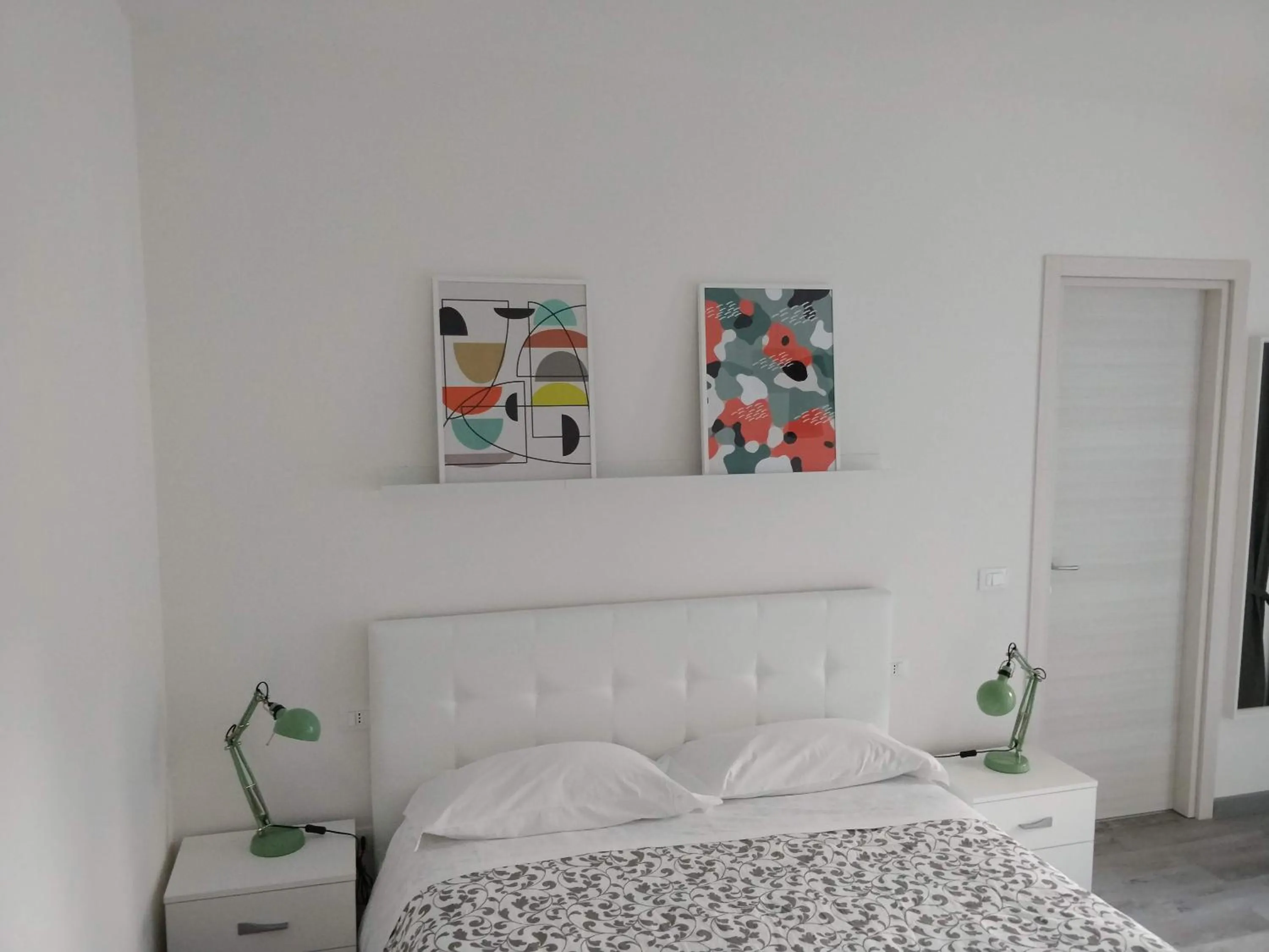 Photo of the whole room, Bed in Novantatrè