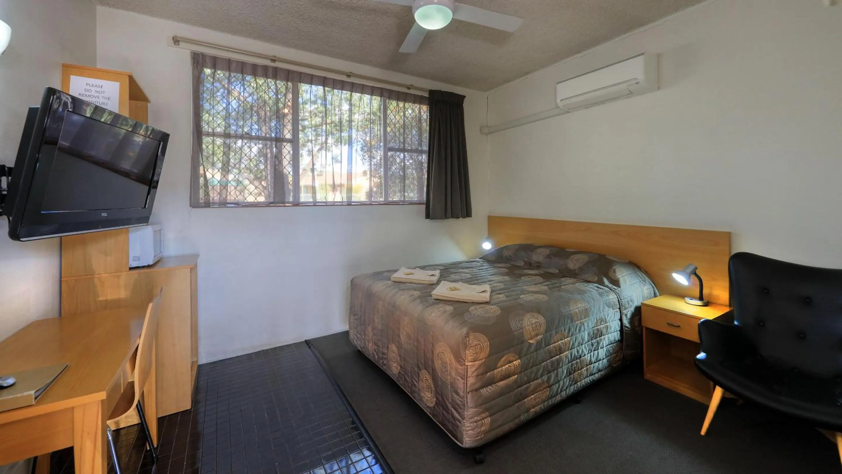 Bed in Gunnedah Motor Inn