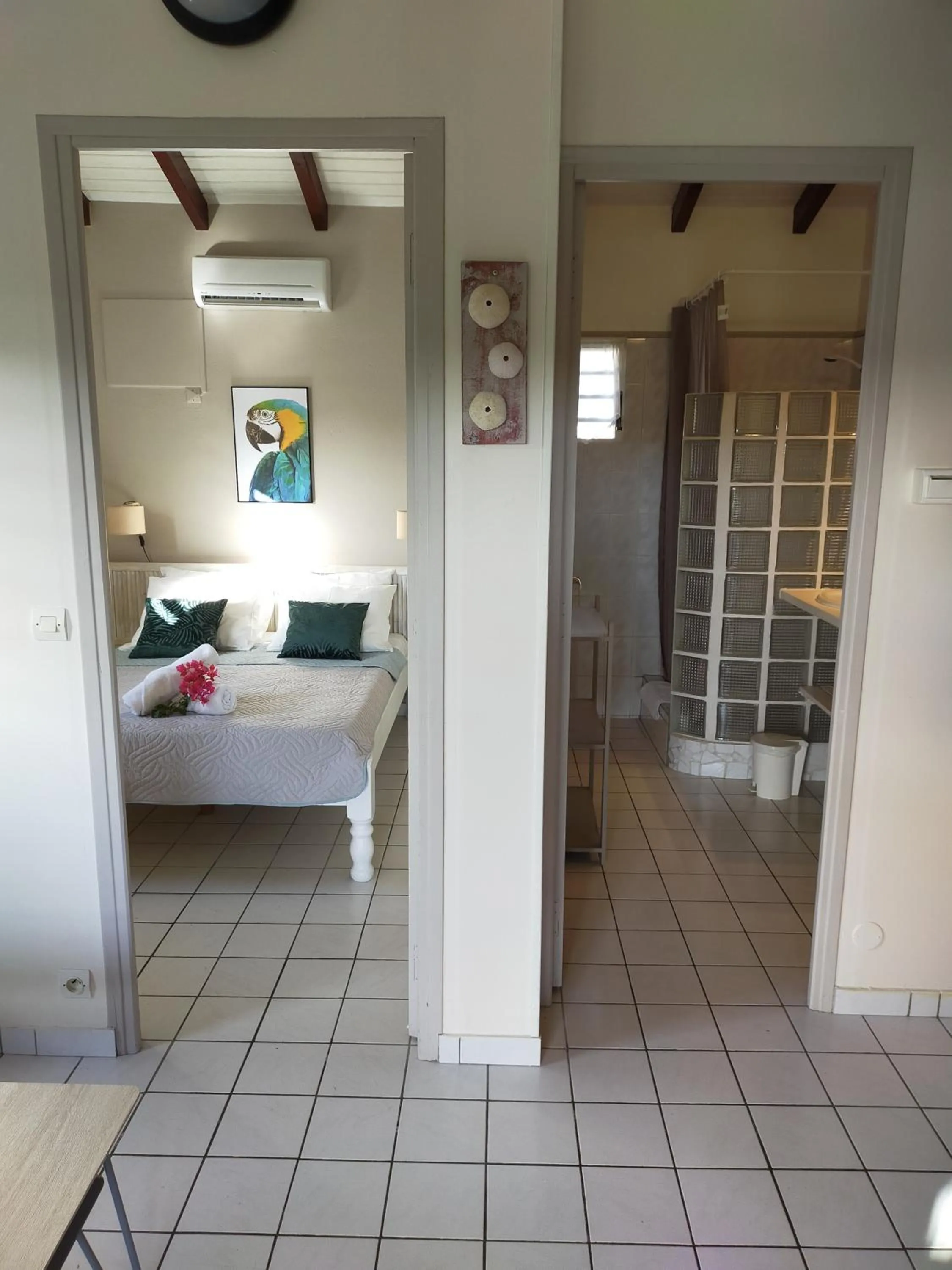 Photo of the whole room, Bed in Ti Village Creole