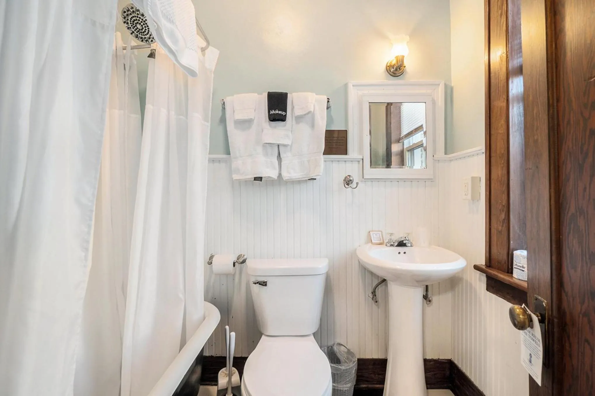 Shower in Historic Hotel Nichols