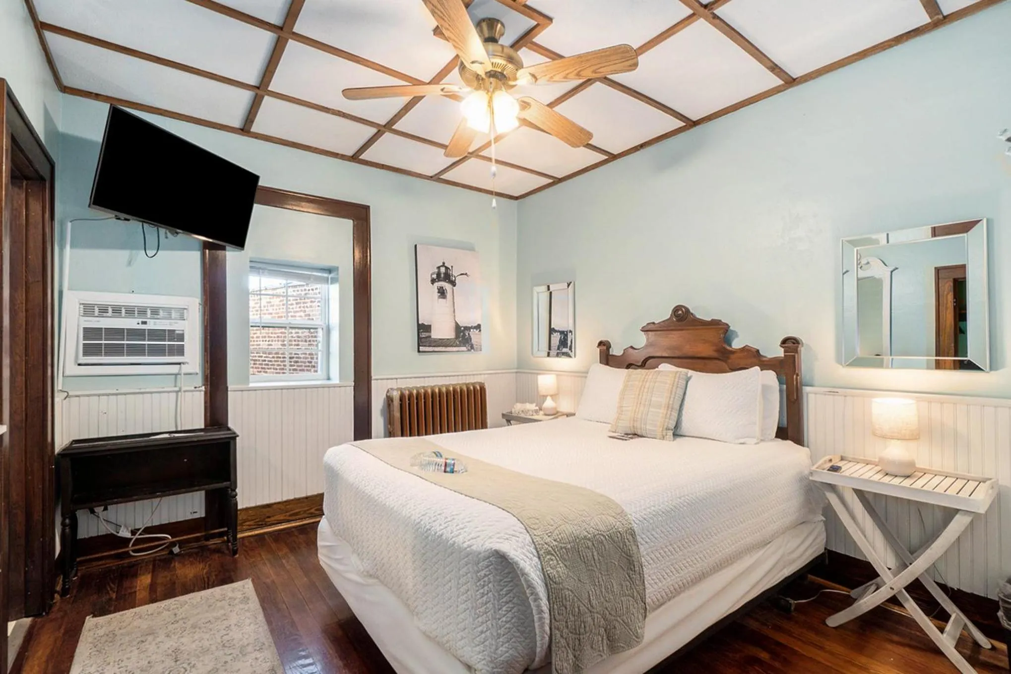 TV and multimedia, Bed in Historic Hotel Nichols