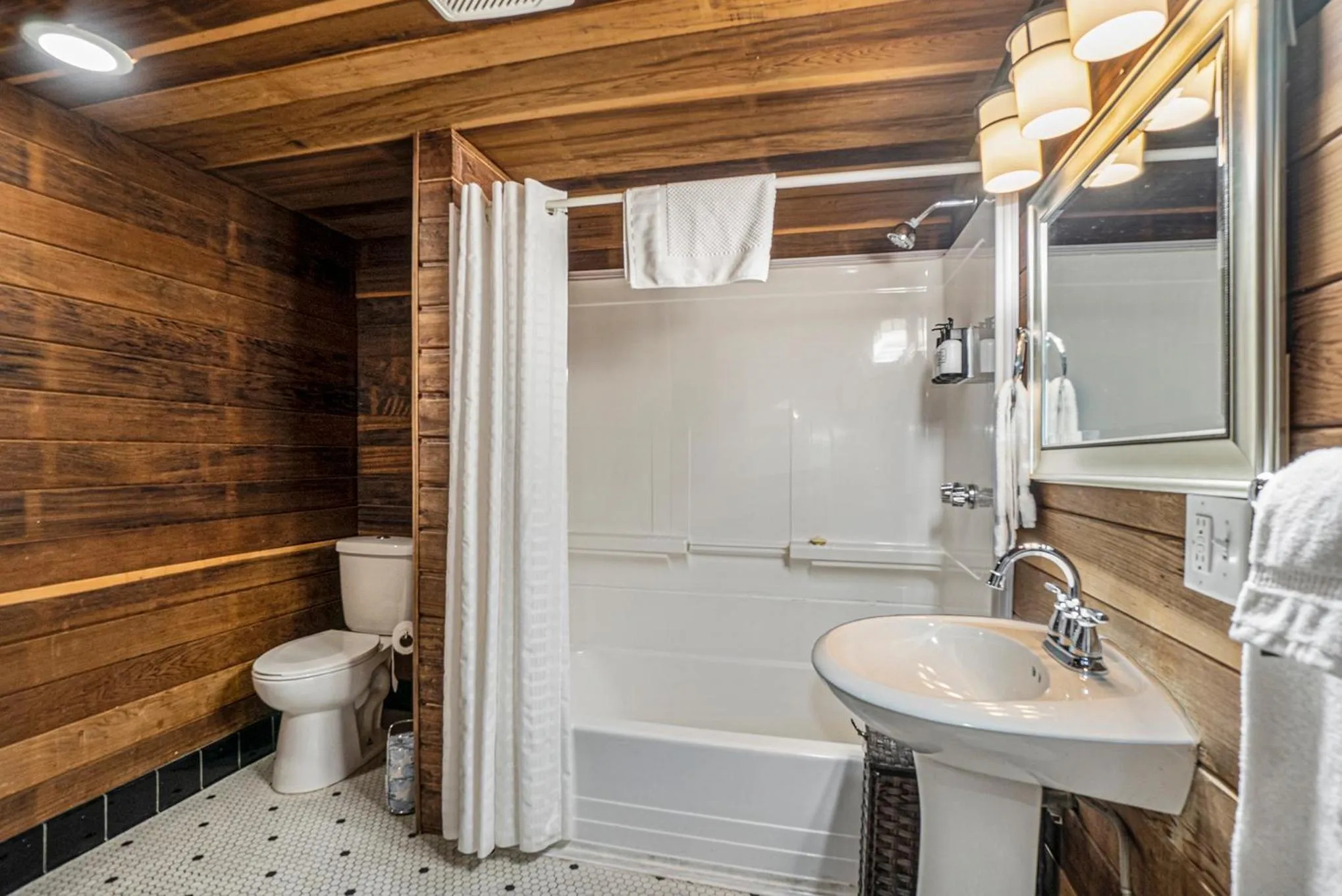 Shower in Historic Hotel Nichols