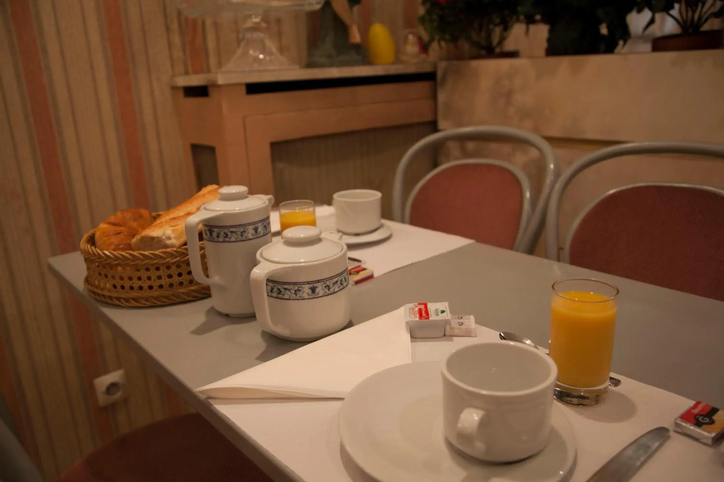 Restaurant/places to eat in Hôtel des Pyrénées - Entre Bastille et Nation Restaurant/places to eat in Hôtel des Pyrénées - Entre Bastille et Nation