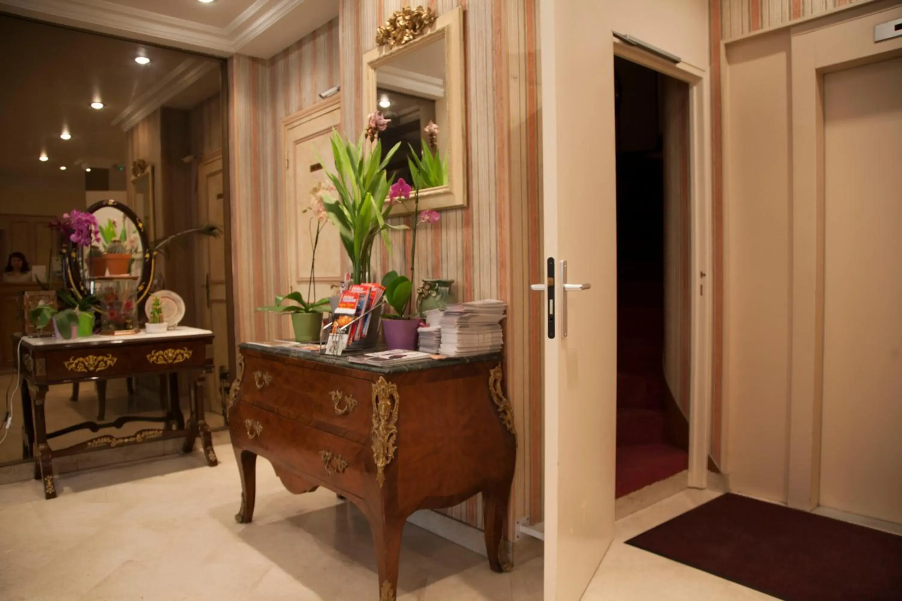 Lobby or reception in Hôtel des Pyrénées - Entre Bastille et Nation Lobby or reception in Hôtel des Pyrénées - Entre Bastille et Nation