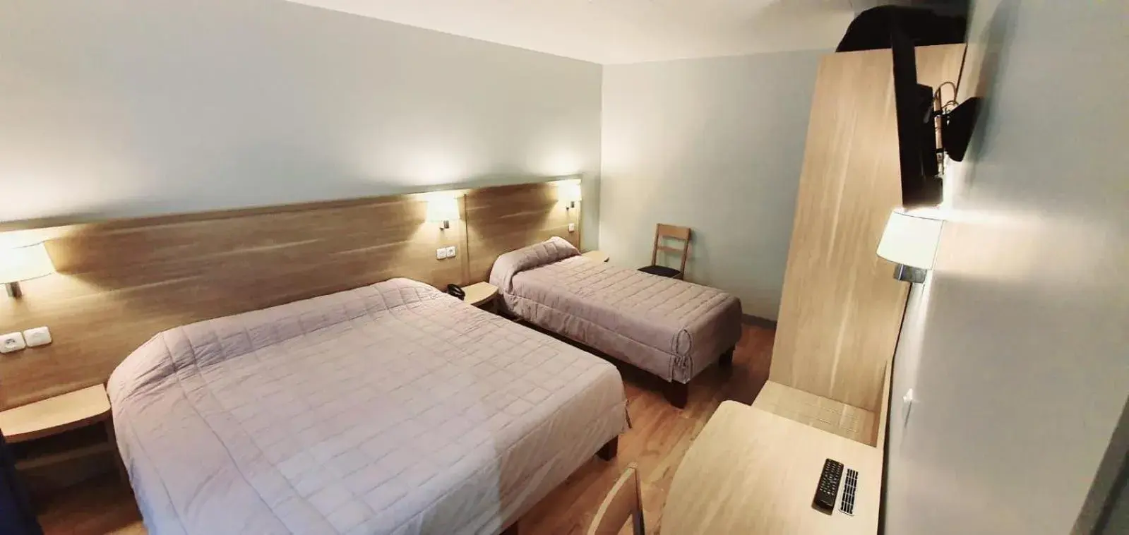 Bed in Hôtel des Pyrénées - Entre Bastille et Nation Bed in Hôtel des Pyrénées - Entre Bastille et Nation