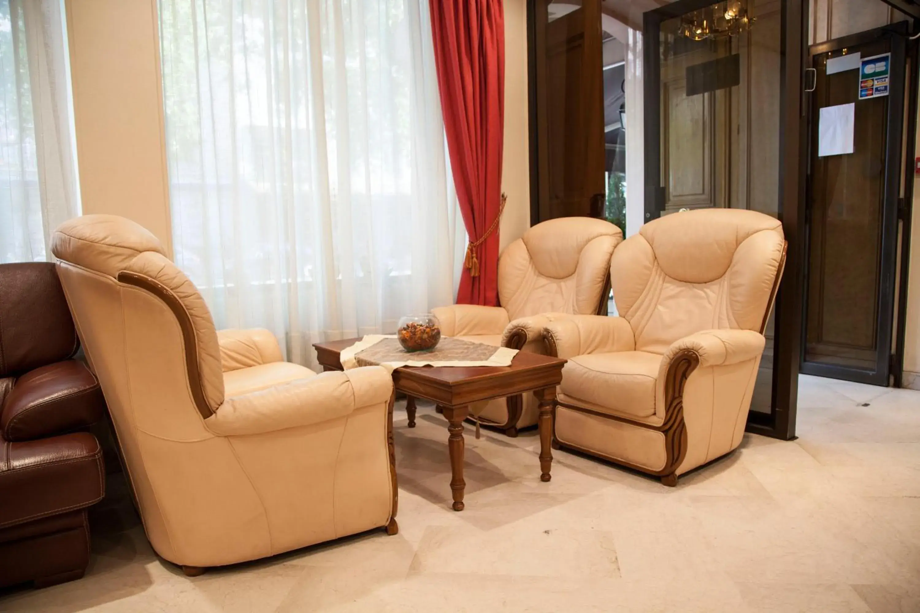 Lobby or reception in Hôtel des Pyrénées - Entre Bastille et Nation Lobby or reception in Hôtel des Pyrénées - Entre Bastille et Nation