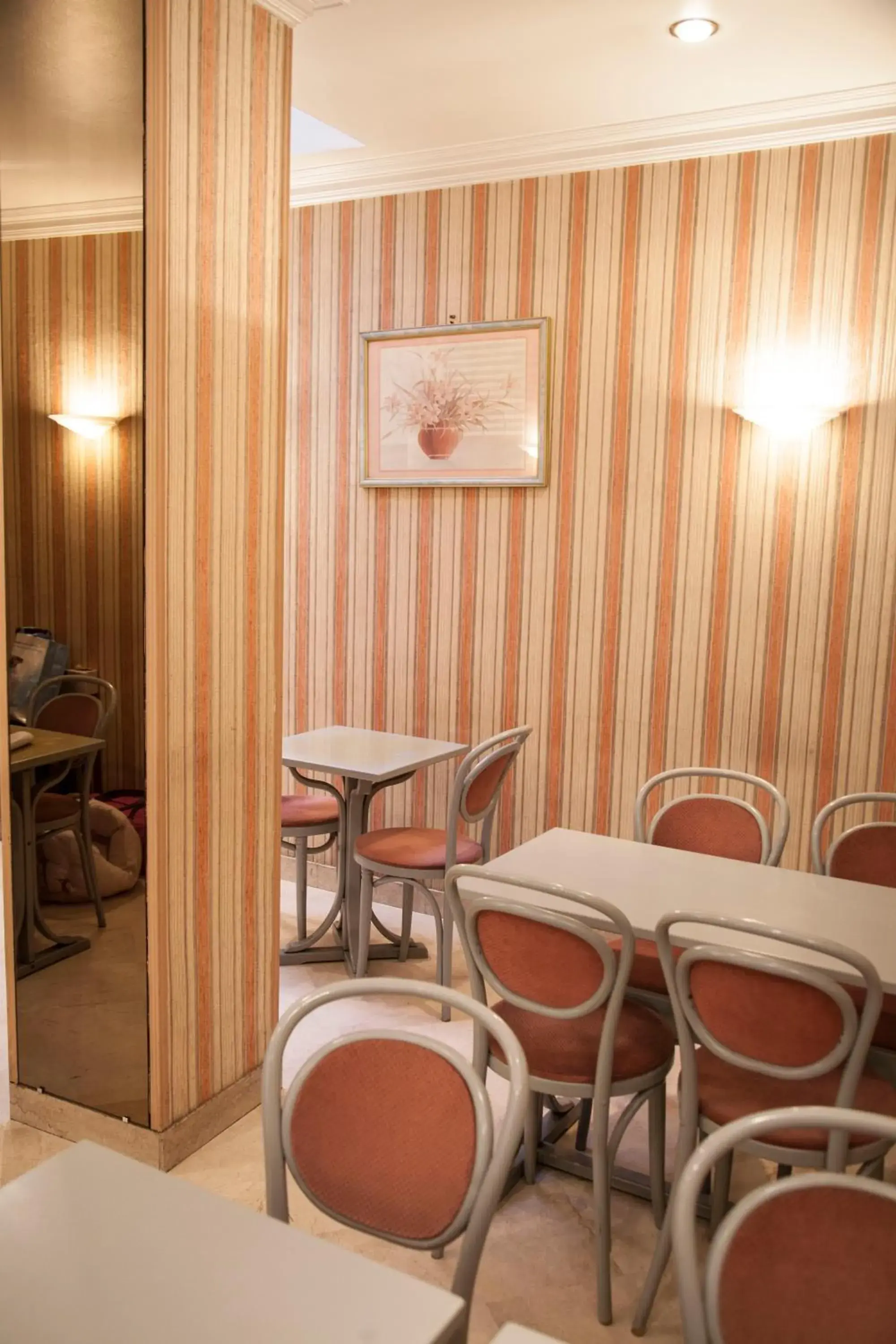 Restaurant/places to eat in Hôtel des Pyrénées - Entre Bastille et Nation Restaurant/places to eat in Hôtel des Pyrénées - Entre Bastille et Nation